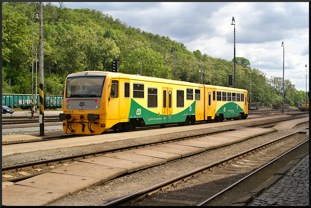 Noch in den Farben der Marke RegioNova ist ČD 814 113 als S3/R3 der Esko Praha unterwegs. Mladá Boleslav, 22.05.2022
