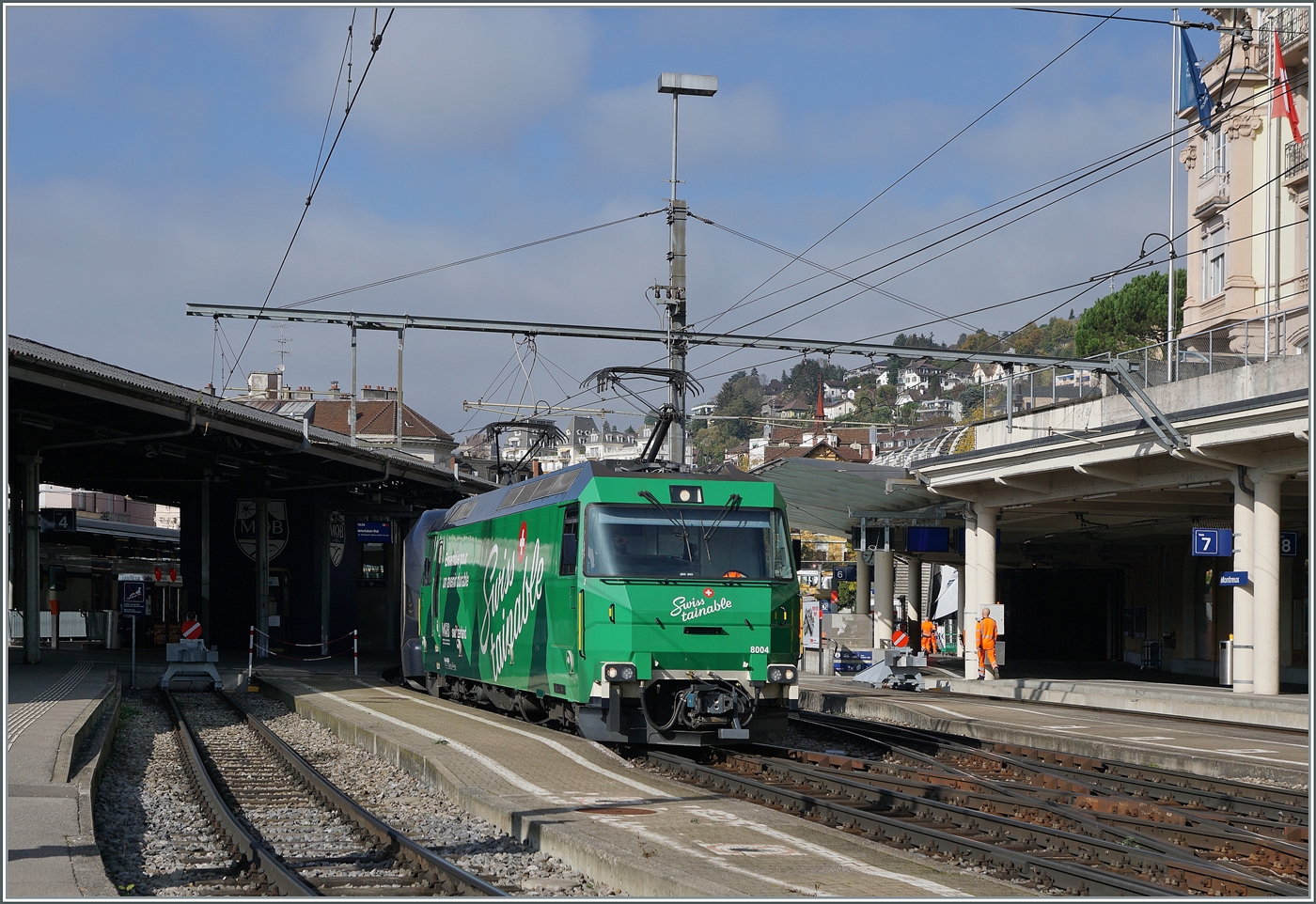 Nocheinmal, nun von der etwas besseren Seite die Ge 4/4 8004, welche sich mit ihrem neuen Werbekleid  Swiss tainable  zeigt, welches jedoch nicht nur farblich nicht so recht zum GoldenPass Express passen will.
Die Ge 4/4 8004 verlässt mit ihrem GoldenPass Express GPX 4074 nach Interlaken Ost den Bahnhof von Montreux.

30. Oktober 2024