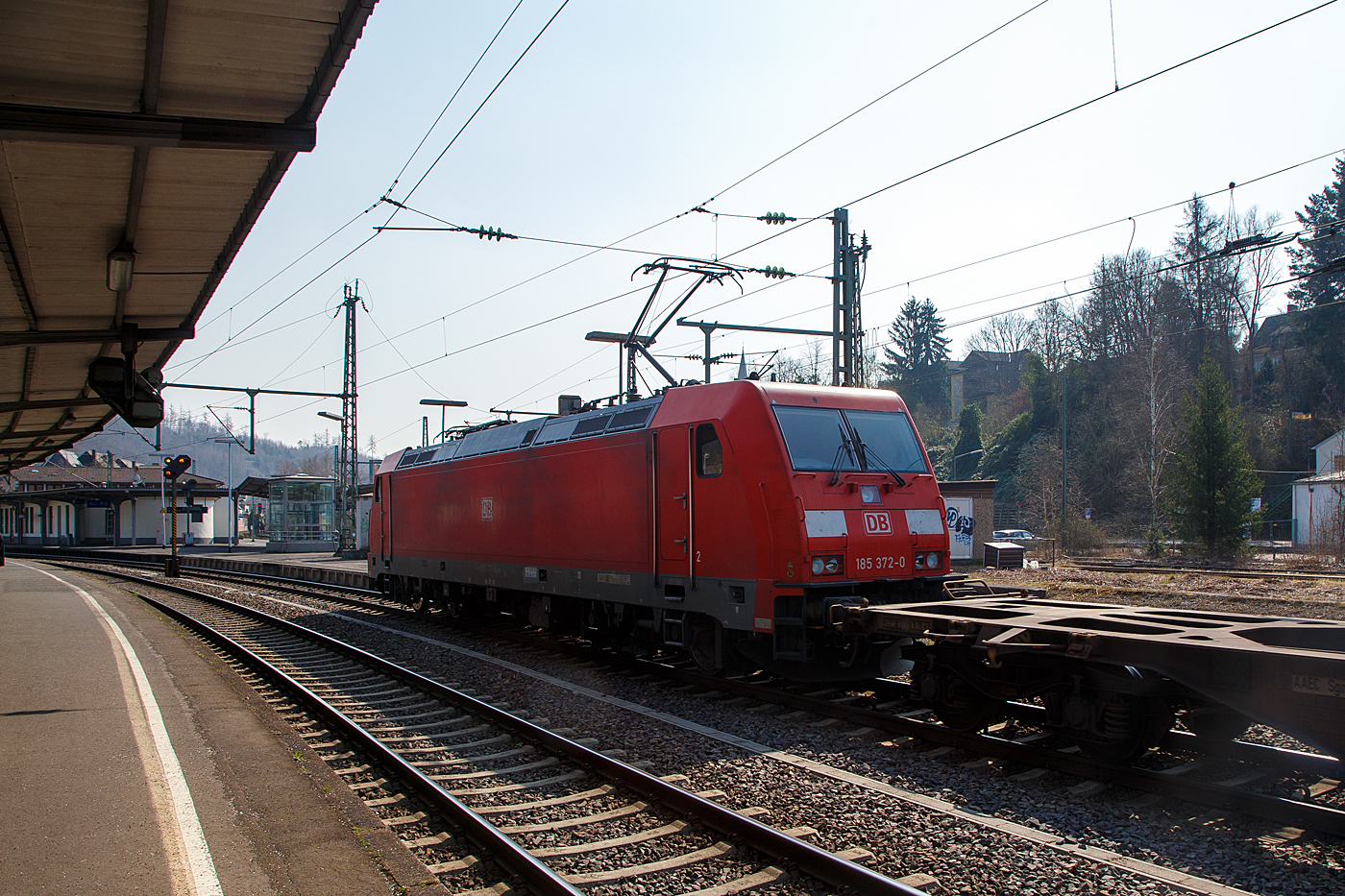 Nochmal als Nachschuss.....
Die DB Cargo 185 372-0 (91 80 6185 372-0 D-DB) fährt am 25.03.2022 mit einem KLV-Zug aus Richtung Köln kommend durch Betzdorf (Sieg) in Richtung Siegen. Interessant ist die Tatsache dass der Zug nicht über Hauptgleis kommt, sondern über ein Gleis im Rbf Betzdorf und hier vorm Personenbahnhof wieder aufs Hauptgleis wechselt. 