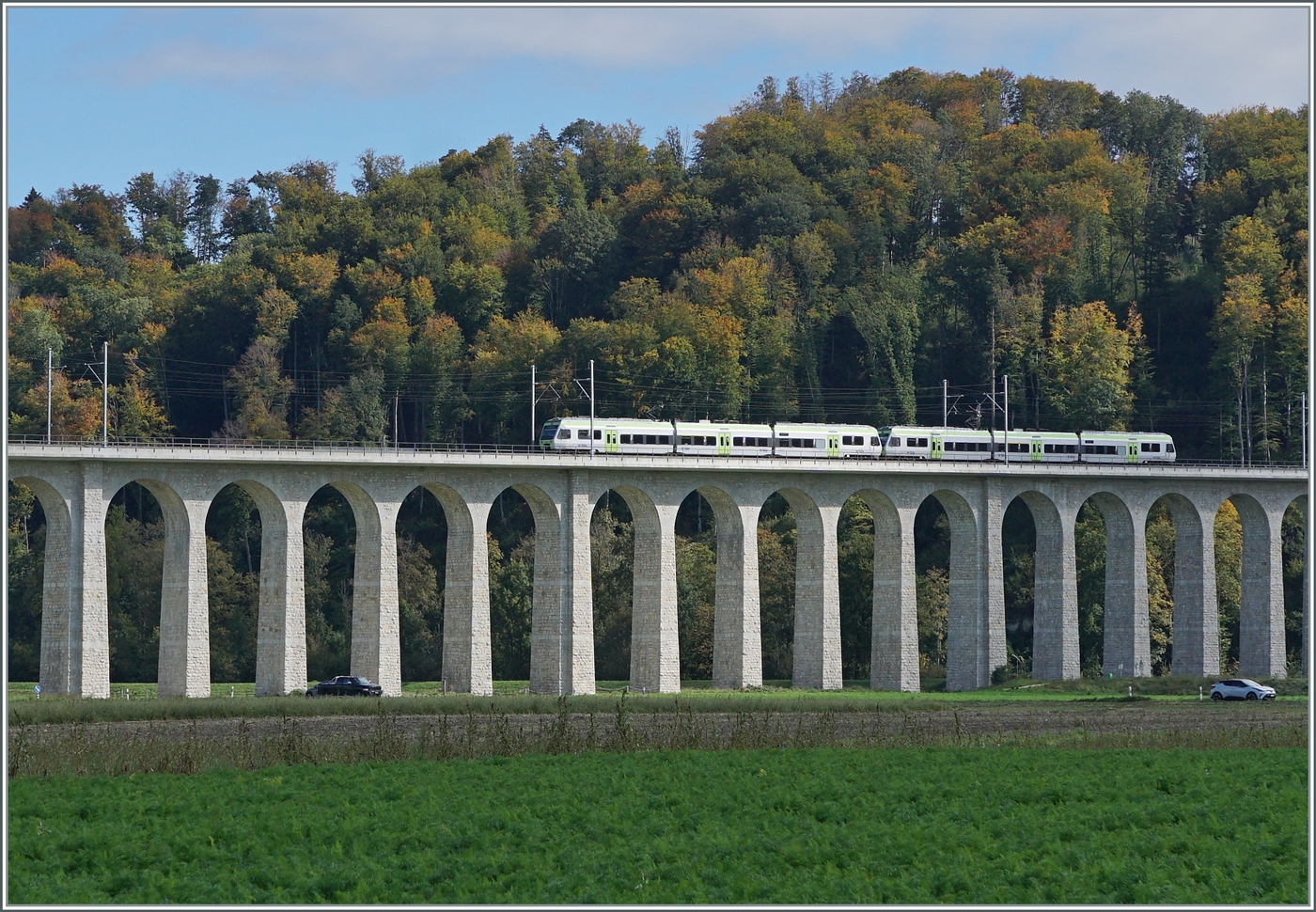 Nochmals, aber mit etwas weniger Umfeld, die beiden BLS RABe 525 die als S5 15545 von Kerzers nach Bern unterwegs sind, auf dem 393 Meter lange Gümmenenviadukt. 

5. Oktober 2024 