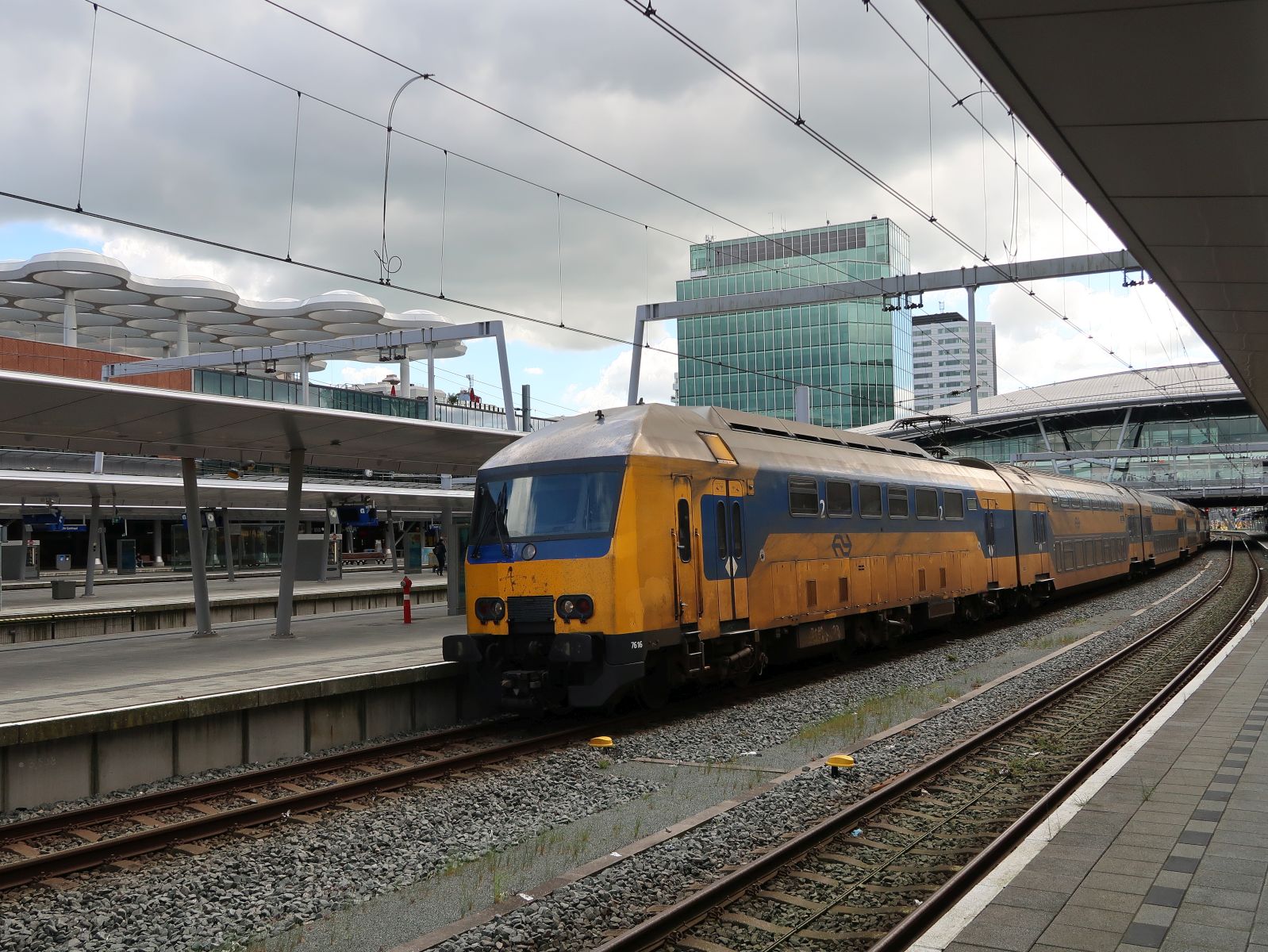 NS DDZ-VI Triebzug 7616 Gleis 12 Utrecht Centraal Station 18-04-2024.

NS DDZ-VI treinstel 7616 spoor 12 Utrecht Centraal Station 18-04-2024.