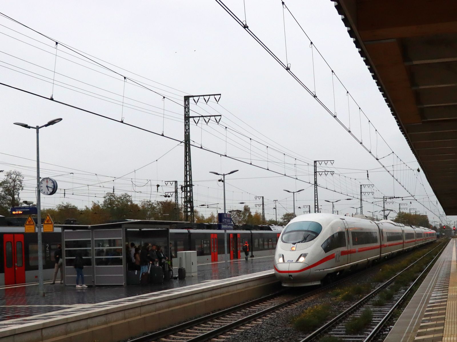 NS ICE 3M Triebzug 4651  Amsterdam  als IC 124 von Frankfurt nach Amsterdam Gleis 3 Emmerich am Rhein, Deutschland 03-11-2022.



NS ICE 3M treinstel 4651  Amsterdam  als IC 124 van Frankfurt naar Amsterdam doorkomst spoor 3 Emmerich, Duitsland 03-11-2022.