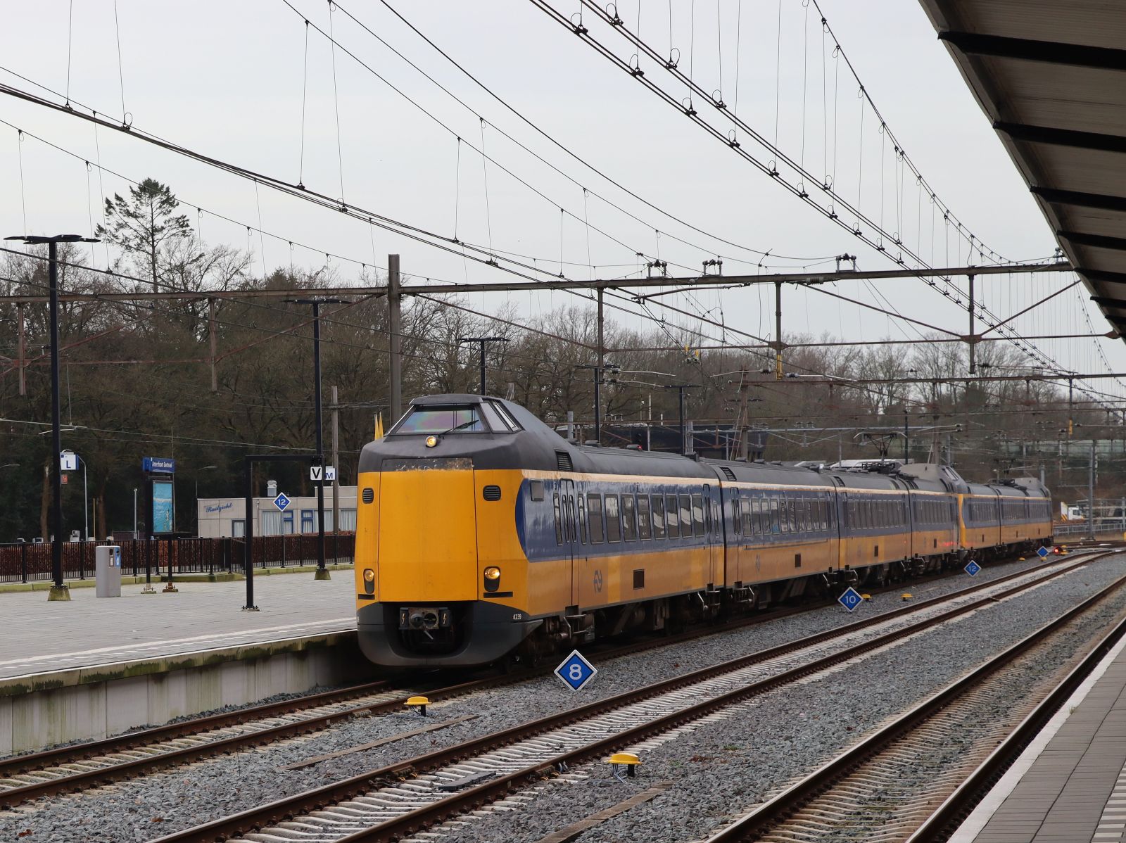 NS ICM Triebzug 4239 und 4060 Gleis 2 Bahnhof Amersfoort Centraal 20-02-2024.

NS ICM treinstel 4239 en 4060 spoor 2 station Amersfoort Centraal 20-02-2024.