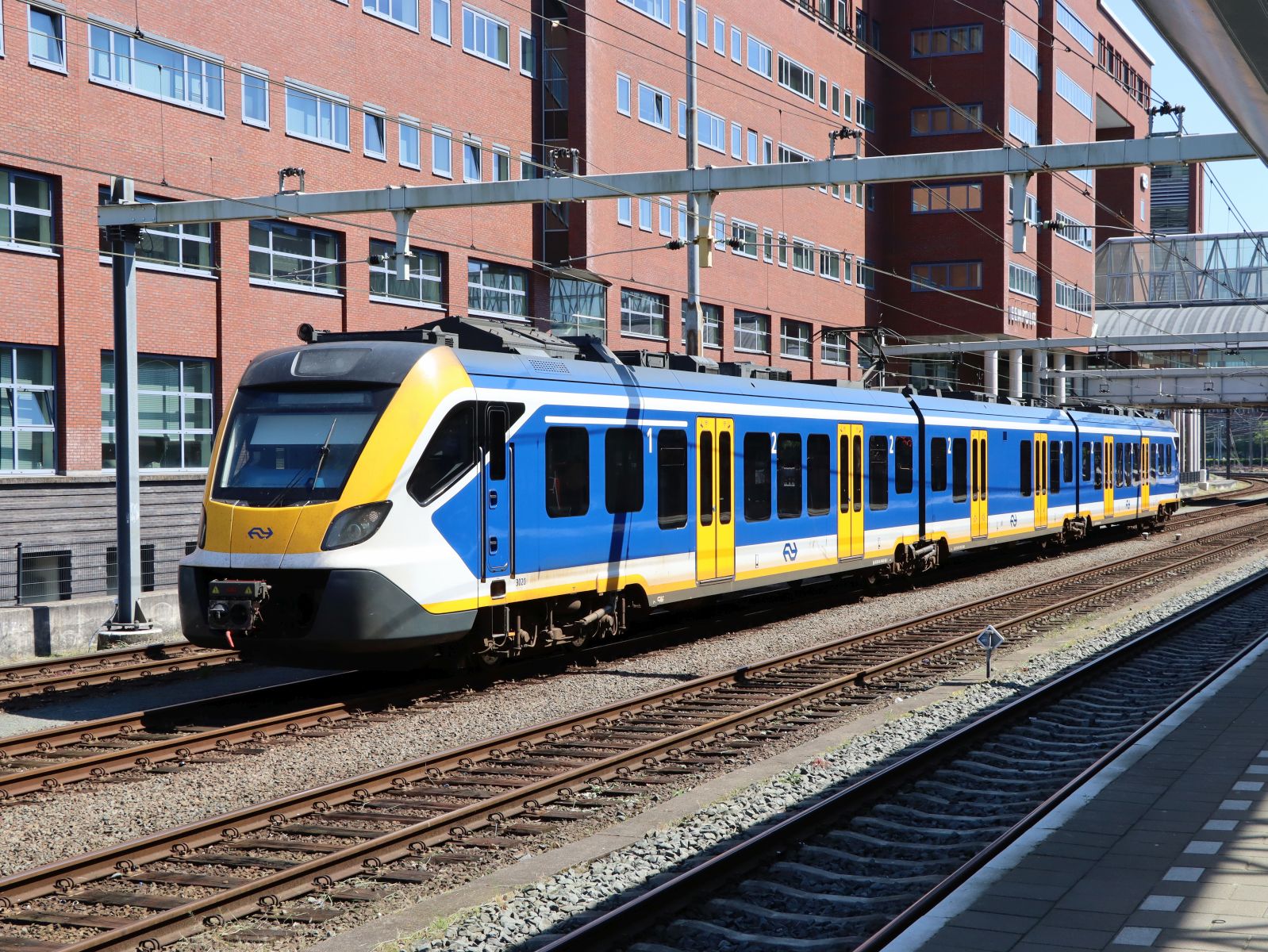 NS SNG-3 Triebzug 3020 Gleis 8 Amersfoort Centraal 14-05-2024.

NS SNG-3 treinstel 3020 spoor 8 Amersfoort Centraal 14-05-2024.