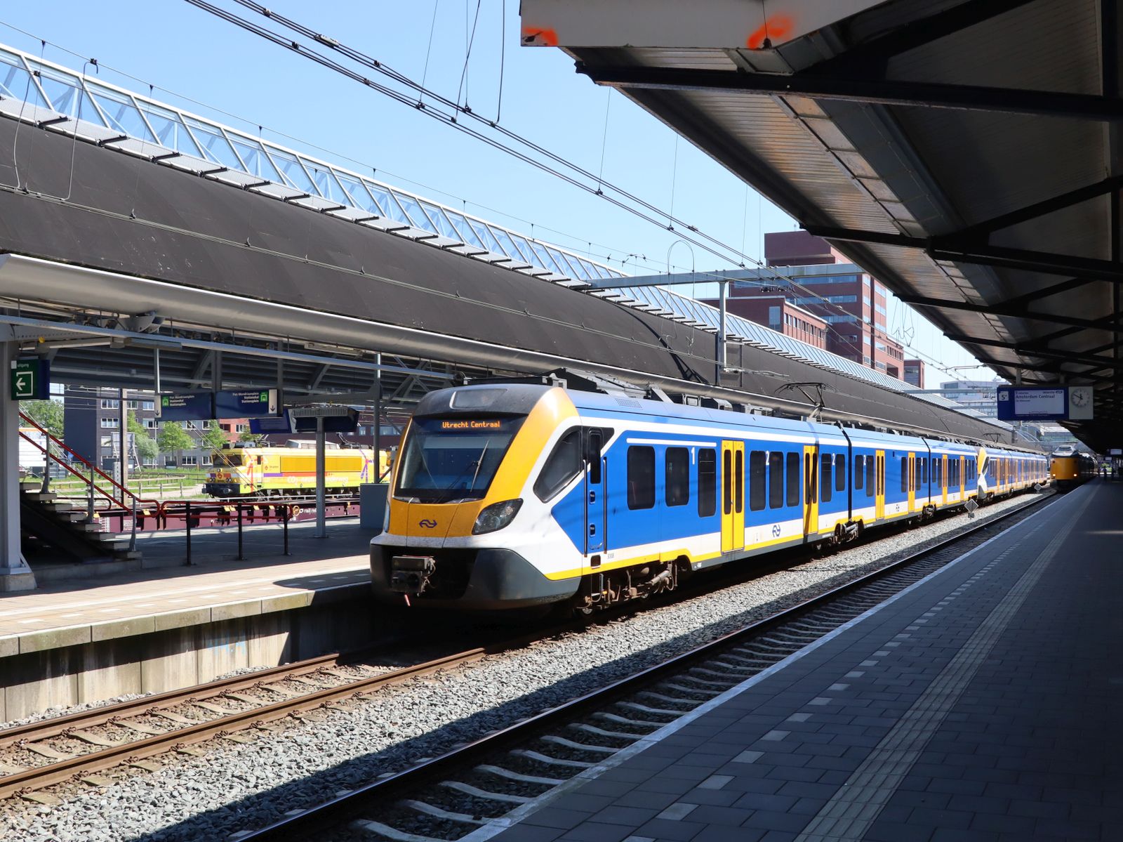 NS SNG Triebzug 3008 und 2749 Gleis 6 Amersfoort Centraal 14-05-2024.

NS SNG treinstel 3008 en 2749 spoor 6 Amersfoort Centraal 14-05-2024.