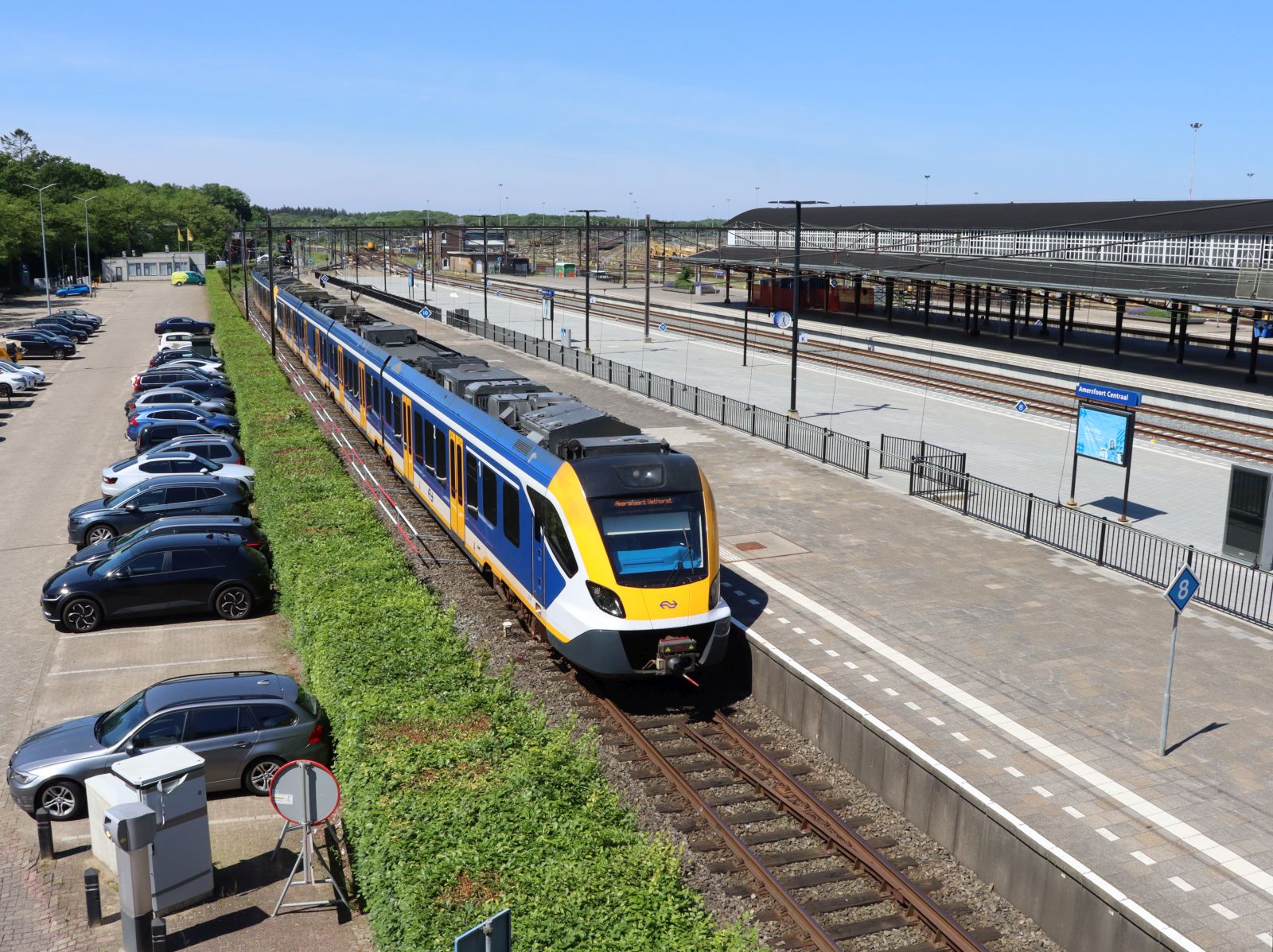 NS Triebzug SNG 2729 und 2367 Gleis 1 Amersfoort Centraal 14-05-2024.

NS treinstel SNG 2729 en 2367 spoor 1 Amersfoort Centraal 14-05-2024.