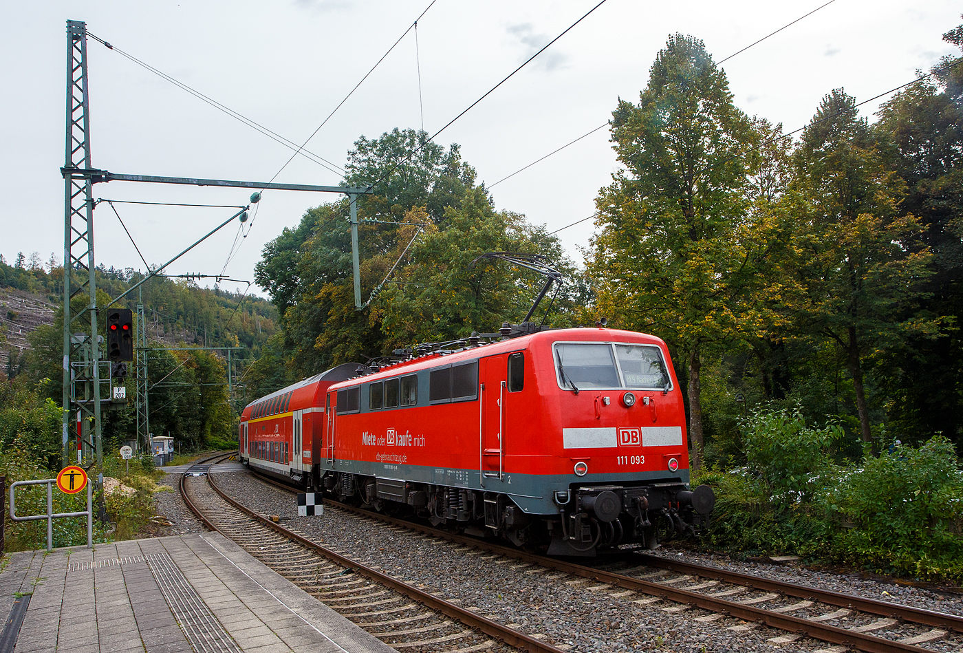 Nun ist endlich auch die Siegstrecke (KBS 460) wieder durchgängig offen. Wegen einer Gleisabsenkung in Höhe Etzbach, war sie zwischen Wissen und Au (Sieg) wochenlang gesperrt. 

Die 111 093-1 (91 80 6111 093-1 D-DB) der DB Regio NRW bzw. der DB-Gebrauchtzug schiebt nun den RE 9, (rsx - Rhein-Sieg-Express) von Siegen via Köln Hbf nach Aachen Hbf, vom Bahnhof Kirchen (Sieg) weiter in Richtung Betzdorf.

Die Lok wurde 1978 von Krupp unter der Fabriknummer 5430 gebaut, der elektrische Teil wurde von AEG unter der Fabriknummer 8972 geliefert.
