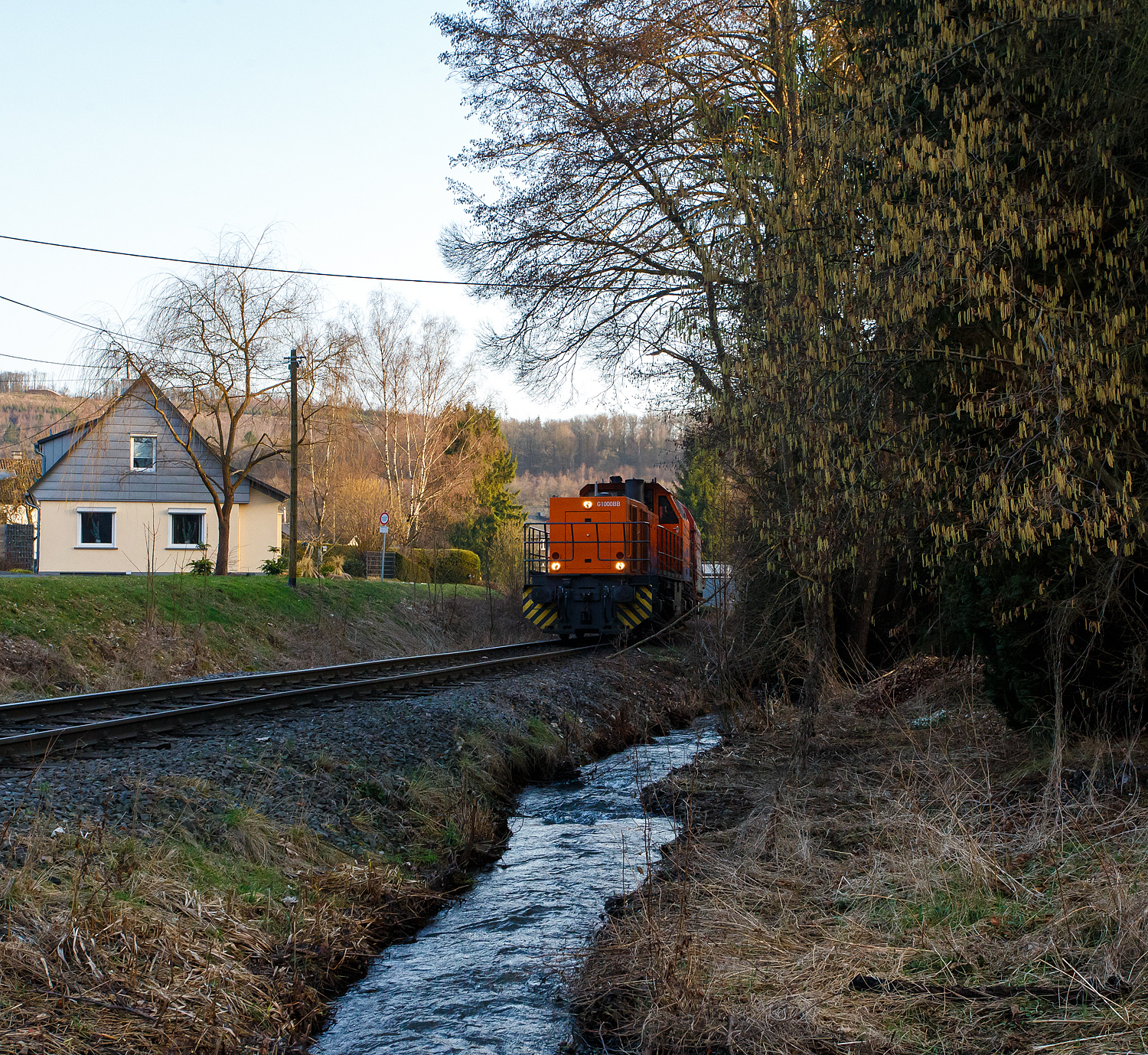 Nun fährt die KSW 44 (92 80 1271 004-4 D-KSW), eine MaK G 1000 BB der KSW (Kreisbahn Siegen-Wittgenstein) am 26 Februar 2026 in Neunkirchen-Salchendorf mit weiteren 4 beladenen Coilwagen hinauf zum Pfannenberg (ehemals Grube Pfannenberger Einigkeit), wo sich heute die Produktionshallen der EMW Stahl Service GmbH, ein Geschäftsbereich der SCHÄFER WERKE Gruppe befinden.