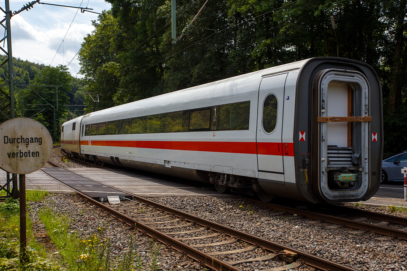 Nun fahren auch ICE auf der Siegstrecke (KBS 460), zwischen Siegen und Köln, auch wenn die Züge sehr kurz sind und nur in einer Richtung fahren können. 
Der ICE 1-Triebkopf 401 051-8 (93 80 5401 051-8 D-DB) mit dem 1. Klasse ICE1-Mittelwagen 801 047-2 (93 80 5801 047-2 D-DB / Wagen 11 vom Tz 0158 „Gütersloh“, beide der DB Fernverkehr AG, fahren am 18. Juli 2024 durch Kirchen (Sieg) in Richtung Köln.

Nochmals einen lieben Gruß an den netten Lokführer zurück.

Der Mittelwagen (Gattung Avmz ) sah recht frisch (wie neu) aus, obwohl er bereits 1991 von DUEWAG (Düsseldorfer Waggonfabrik AG) unter der Fabriknummer 89774 gebaut wurde. Der Triebkopf 401 051-8 wurde 1990 von der Krauss-Maffei AG in München-Allach  unter der Fabriknummer 19975 gebaut, der elektrische Teil wurde von SIEMENS geliefert.

Die Erste-Klasse-Wagen (Baureihe 801)
Die Wagen verfügten bei ihrer Auslieferung über zwei Großraumbereiche mit 2+1-Bestuhlung sowie drei geschlossene Abteile mit je fünf Sitzplätzen. Insgesamt standen 48 Sitzplätze in diesen Wagen zur Verfügung. An die Abteile schloss sich zum Wagenübergang hin eine Toilette an. Im Bereich zum Wagenübergang befanden sich auch drei Schauvitrinen, Schließfächer und verschiedene Mülleimer. Die beiden Großraumbereiche wurden durch einen Garderobenbereich getrennt. Der Sitzabstand (Reihenbestuhlung) lag bei 1.114 Millimetern, die Breite des Mittelgangs bei 636 Millimetern. Sitzbreite betrug 500 Millimetern. Im Zuge der ersten ICE-1-Serie (41 Triebzüge) wurden 105 Wagen dieser Gattung bestellt.

TECHNISCHE DATEN:
Gebaute Anzahl: 105 (erste Serie)
Achsformel:  2’2’
Gattung: Avmz
Länge: 26.400 mm
Breite: 3.020 mm
Leergewicht: 52 t (vor Umbau)
Dienstgewicht: 52,8 t (vor Umbau, einschl. 800 l Wasser)
Sitzplätze: 56 (nach Umbau) / 48 (vor Umbau)
Fußbodenhöhe: 1.210 mm
Klassen: 1
