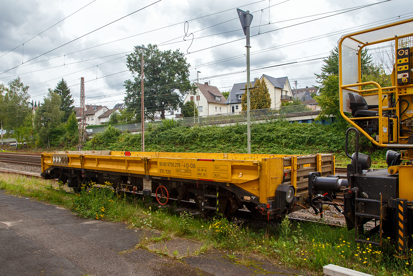 Nun haben die Anhänger H 27 (Anhänger zu den GAF 100) bei der DB eine eigene Baureihenbezeichnung und zwar BR 771. Auch die ganzen Gleiskraftwagenanhänger (H27 und die Kla´s) haben nun UIC-Nummer bekommen, sie werden eingereiht unter 99 80 9750 xxx.

Der Gleiskraftwagenanhänger H27, Schweres Nebenfahrzeug Nr. D-DB 99 80 9750 276-4 (Anhängerfahrzeug BR 771 725) der DB Netz AG ist am 13.08.2023 in Kreuztal abgestellt. Davor und daran gekuppelt das Gleisarbeitsfahrzeug GAF 100 R - DB 741 131 (Schweres Nebenfahrzeug Nr. 99 80 9420 037-0, ex 97 17 50 011 18-3).

Der H 27 (Anhänger zu GAF 100) wurde von der GBM (Gleisbaumechanik Brandenburg/H. GmbH) gebaut.

Der GBM beschreibt dieses Fahrzeug wie folgt:
Der Anhänger H 27 wurde im Zusammenhang mit den Nebenfahrzeugen der Gleisbaumechanik Brandenburg entwickelt und ist in Ladeflächenhöhe, Kupplungsausführung sowie Energie - und Pneumatikanschlüssen diesen angepasst. Eine Anpassung an weitere Gerätesysteme ist nach Kundenwunsch möglich. Der Anhänger H 27 dient dem Transport von Baumaschinen, er ist aber auch gut für das Transportieren von Stückgut, Kleinteilen und Schienen geeignet. Der H 27 ist mit einem Paar einhängebarer Auffahrrampen ausgerüstet. Die Montage der Auffahrrampen kann mit 2 Personen realisiert werden. In seinen Abmessungen erfüllt er die Anforderungen nach EBO, Anlage 8. Der H 27 hat eine Spurweite von 1.435 mm. Der Fußboden des H 27 ist so dimensioniert, daß ein Befahren mit Gabelstaplern mit einer Radlast von 30 kN möglich ist. Zu den Fahrzeugenden hin ist der Fußboden geneigt ausgeführt. Dadurch verringert sich die Fußbodenhöhe von 1.000 mm über Schienenoberkante im mittleren Bereich auf 700 mm über Schienenoberkante. Durch angelegte Auffahrrampen ist es möglich, auf den H 27 mit Baumaschinen zu fahren.

Technische Daten Gleiskraftwagenanhänger:
Achsanzahl: 2
Achsabstand: 6.000 mm
Länge über Puffer: 9.750 mm
Höchstgeschwindigkeit: 100 km/h (vorgestellt 80 km/h)
Eigengewicht: 9,3 t
Zul. Anhängelast: 40 t
Nutzlast : 25,0 t