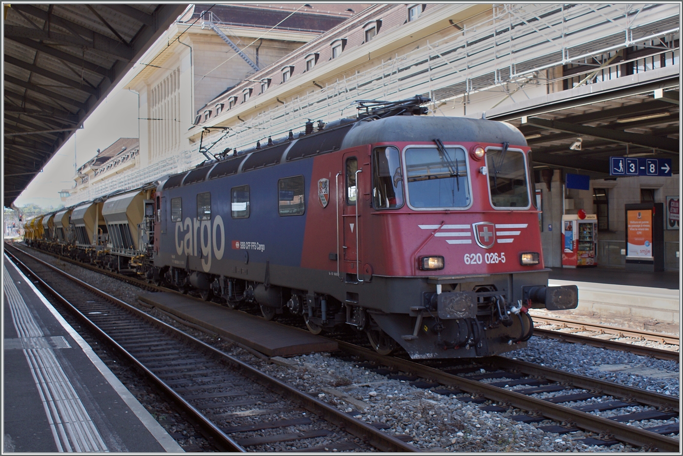 Nun von einer  richtigen  Kamera, wobei diese (bzw. ich) etwas überfordert waren: Die SBB Cargo Re 6/6 11626 (Re 620 026-5) Zollikofen, die einzige mit einem  Schnauz  à la SBB Ae 6/6  Kantonslok , wartet in Lausanne mit einem Dienst-Güterzug auf die Weiterfahrt in Richtung Palézieux. 

14. Aug. 2024 