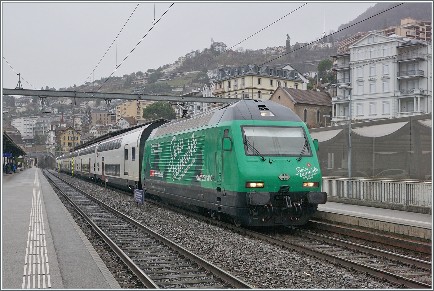 Nur wenige Minuten vor der Ankunft des GoldenPass Express GPX 4065 mit der MOB Ge 4/4  Swiss Tainable  (um 12:22) hielt die SBB Re 460  Swiss Tainable  mit ihrem IR 90 Ven Genèe nach Brig in Montreux (um 12:17)! Doch selbst wenn beide Loks zusammen im Bahnhof von Montreux gewesen wären, wäre es wohl kaum möglich gewesen, beide Loks auf ein Bild zu bekommen. 

7. Dezember 2024