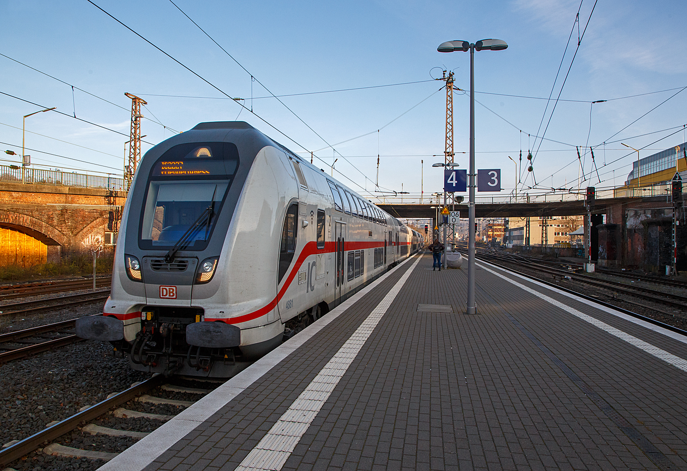 Pünktlich erreicht Steuerwagen voraus der IC2 (Garnitur IC 4881) am 15.12.2022, als IC 2227 (Münster - Siegen - Friedberg/Hessen) den Hauptbahnhof Siegen, wegen Bauarbeiten enden bzw. beginnen die IC´s z.Z. in Friedberg/Hessen. 

Dort wo die Schublok 147 561-5, eine TRAXX P160 AC3, zum Stehen kommen wird, wartet schon die neue Lohführerin, die dann nach dem Richtungswechsel den Zug zum Ziel steuert. Im Hauptbahnhof Siegen machen die IC´s  Kopf und fahren dann nach Personal- und Richtungswechsel in die entsprechende Richtung weiter.