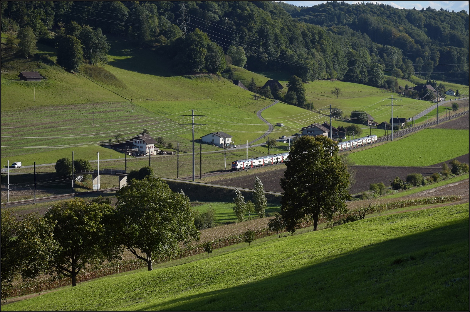 RABe 511 120 und ein unbekannt gebliebener 6-Teiler bei Riedtwil. September 2022.