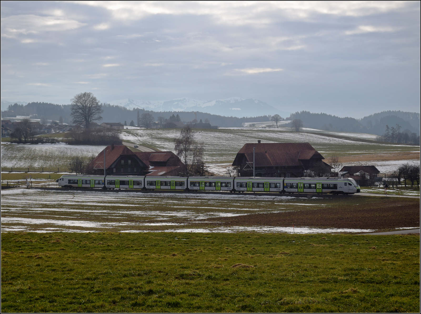 RABe 528 213 ist kein Mika sondern KAMI und bei Häusern auf dem Weg nach Bern. Althaus, Januar 2026.