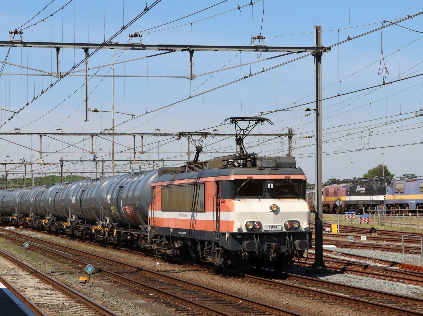 Rail Force One Lokomotive 1831 (91 84 1570 831-5 NL-RFOFS) Amersfoort Centraal 14-05-2024.

Rail Force One locomotief 1831 (91 84 1570 831-5 NL-RFOFS) Amersfoort Centraal 14-05-2024.