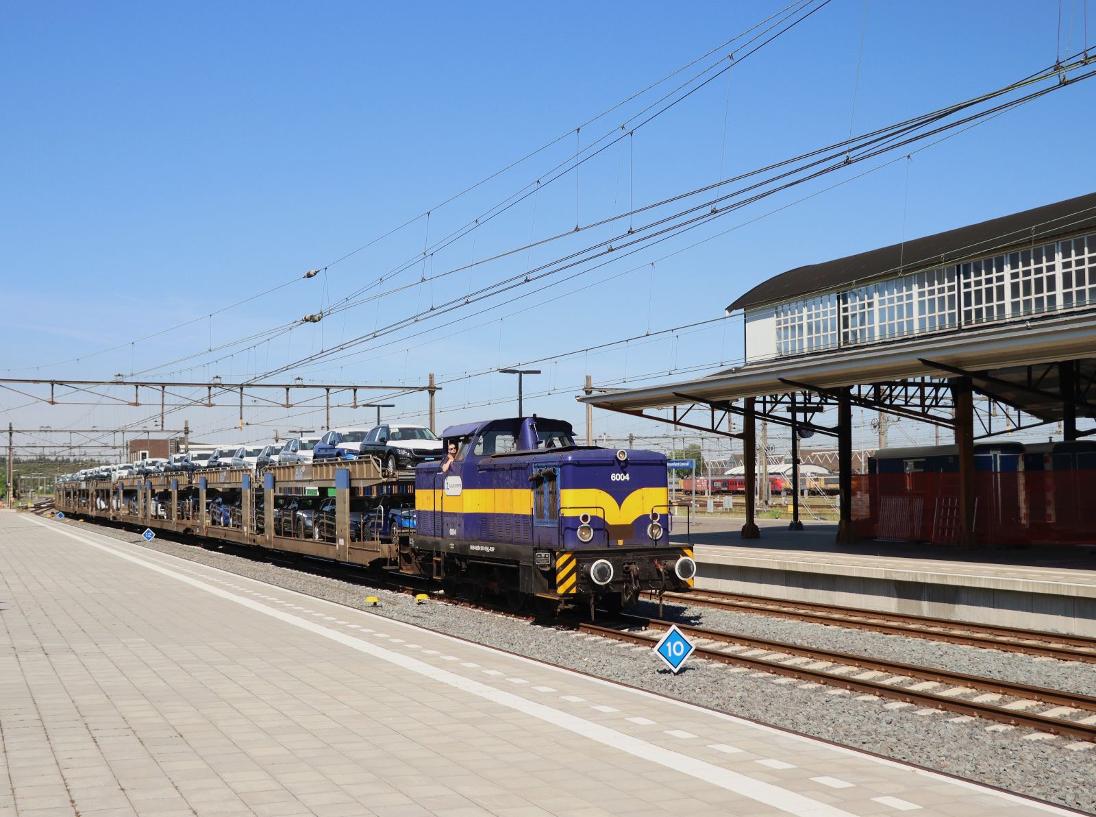 Railexperts Diesellokomotive 6004 (98 84 8284 501-9 NL-RXP) mit Autozug nach Woudenberg. Gleis 3 station Amersfoort Centraal 14-05-2024.

Railexperts diesellocomotief 6004 (98 84 8284 501-9 NL-RXP) met autotrein naar Woudenberg. Spoor 3 station Amersfoort Centraal 14-05-2024.