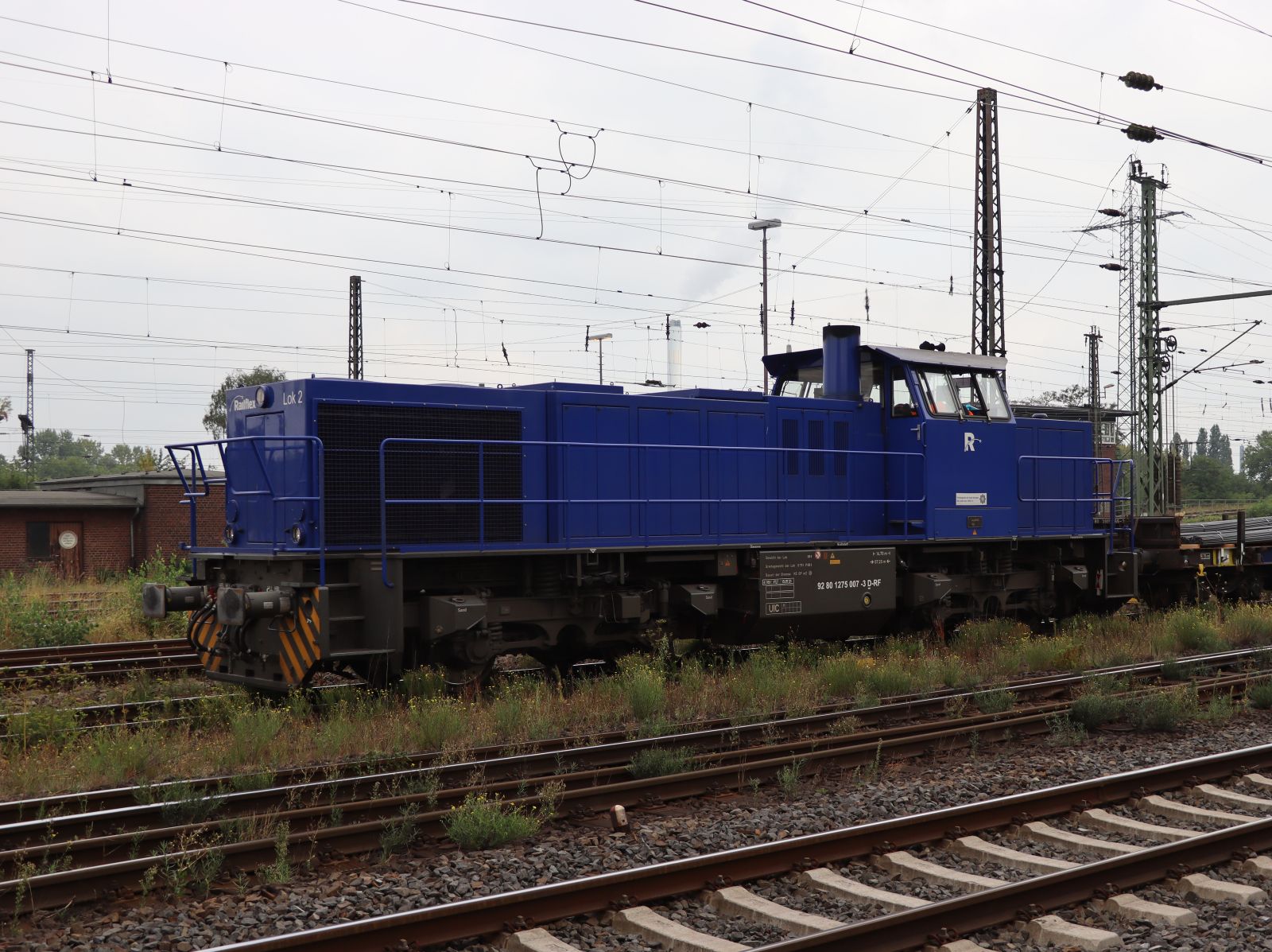 Railflex Diesellok Nummer 2 (92 80 1275 007-3) Baujahr 2006 Gterbahnhof Oberhausen West 18-08-2022.

Railflex dieselloc nummer 2 (92 80 1275 007-3) bouwjaar 2006 goederenstation Oberhausen West 18-08-2022.