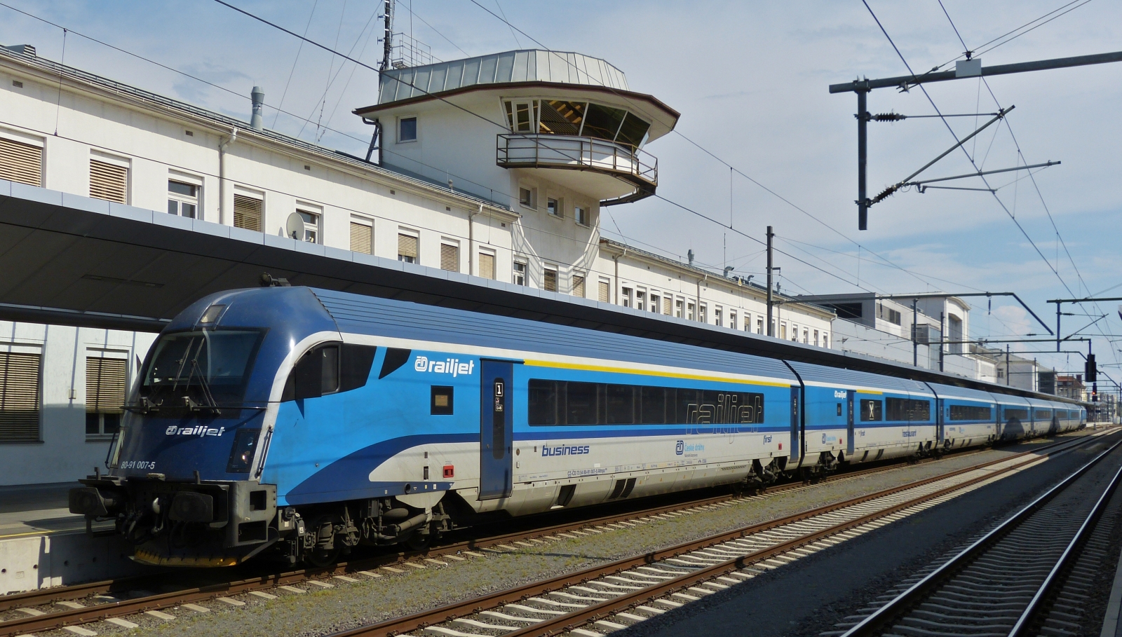 Railjet Steuerwagen 80-91 007-5 als Kopf des Zuges, geschoben von Lok 1216 250-1.
Mit diesem Railjet wird unsere Reisegruppe die Rckreise von Graz nach Wien ber den Semmering antreten. 02.06.2023
