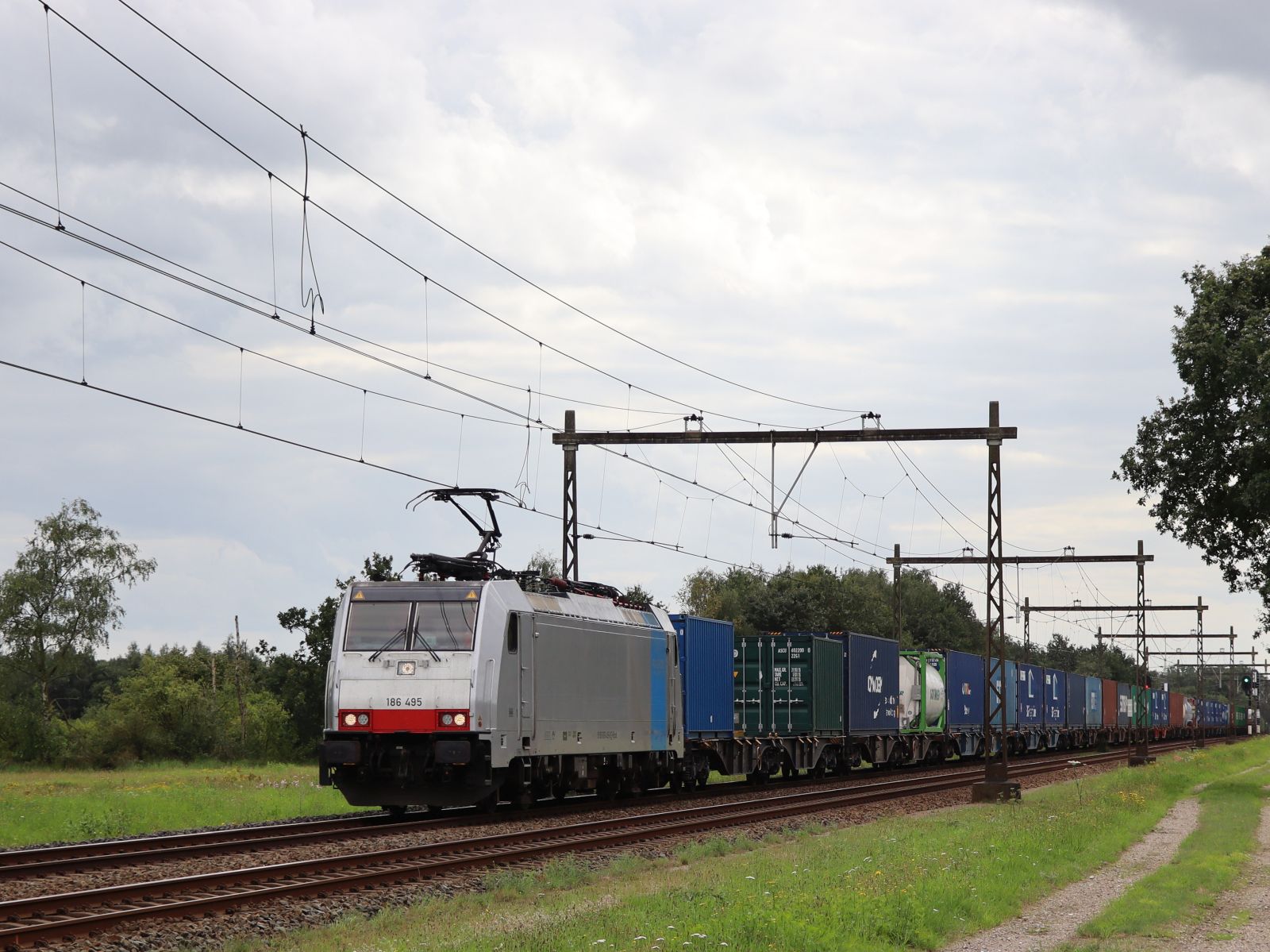 Railpool lokomotive 186 495-8 (91 80 6186 495-8 D-Rpool) bei Bahnbergang Ten Cateweg, Wierden 13-08-2023.

Railpool locomotief 186 495-8 (91 80 6186 495-8 D-Rpool) bij overweg Ten Cateweg, Wierden 13-08-2023.