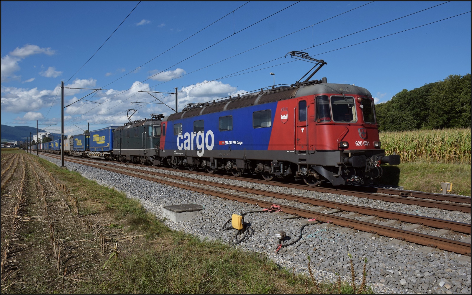 Re 620 033 'Muri' und die grüne Re 420 335 auf dem Weg Richtung Burgdorf. Herzogenbuchsee, September 2022.