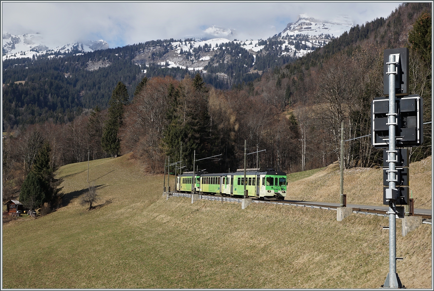 Rechts im Bild das Einfahrsignal von Les Planches und rechts ein ASD Regionalzug R 71 der von Le Sépey kommend Les Planches in Kürze erreichen wird.

17. Feb. 2024