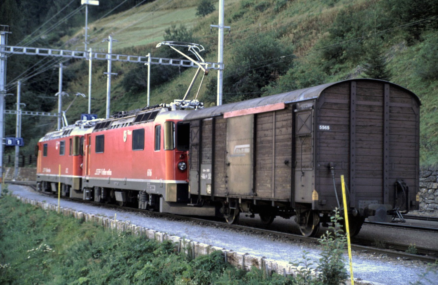 RhB Ge 4/4 II Nr.616 und eine weitere mit nur 1 Güterwagen in Bergün im August 1990.