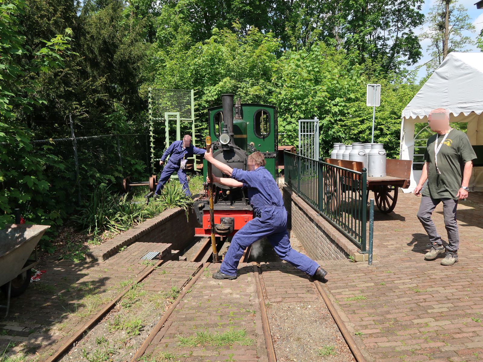 Rijssens Leemspoor Dampflokomotive nummer 3  Maaike  Baujahr 1913 von Orenstein en Koppel (O&K) Berlin Babelsberg. Segment-Drehscheibe Schmalspurmuseum Leemspoor, Rijssen 09-05-2024.


Rijssens Leemspoor stoomlocomotief nummer 3  Maaike  gebouwd in het jaar 1913 door Orenstein en Koppel (O&K) Berlin Babelsberg. Op de segmentdraaischijf smalspoormuseum Leemspoor, Rijssen 09-05-2024.