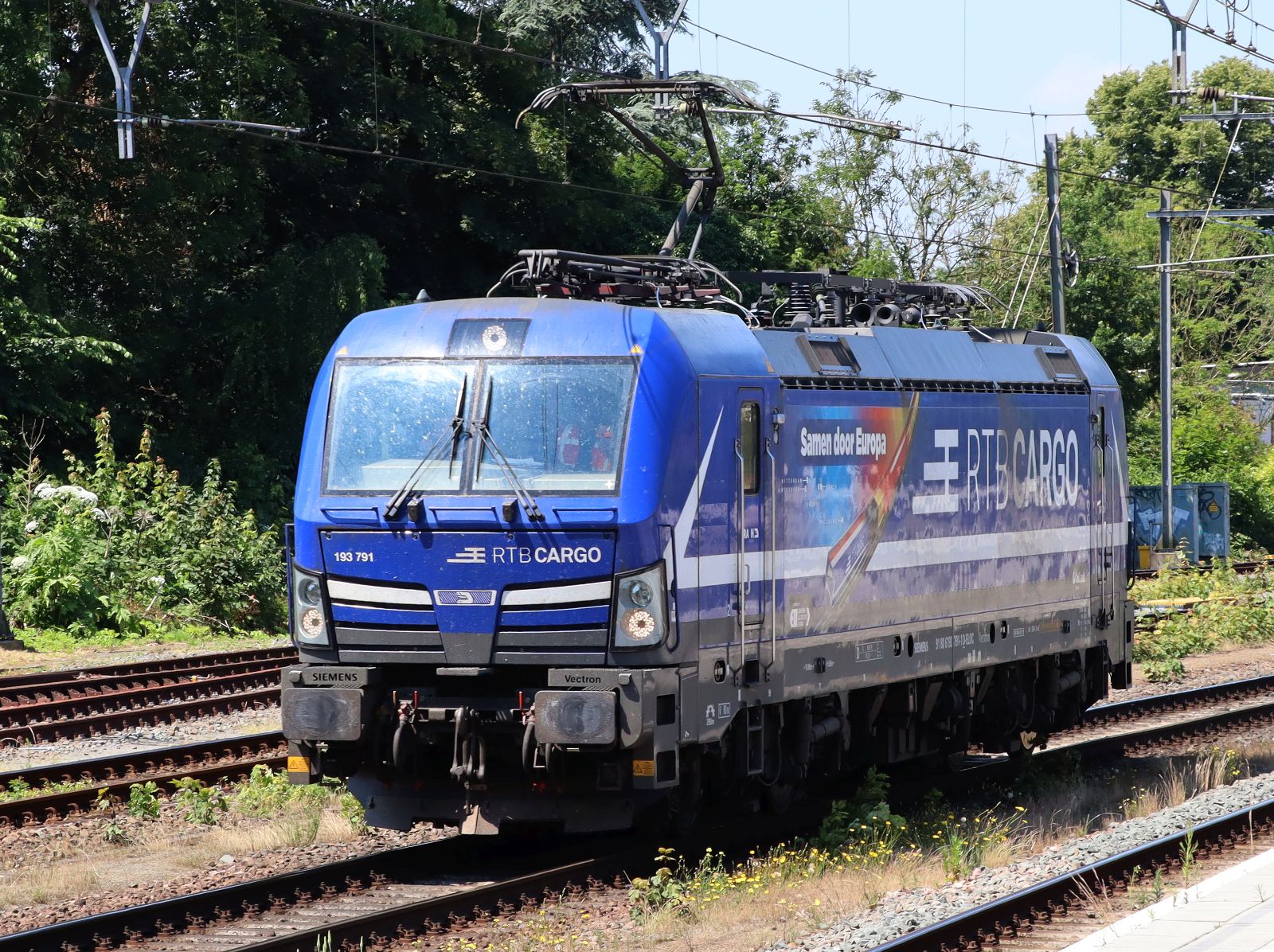 RTB Cargo Lokomotive 193 791-1 (91 80 6193 791-1 D-ELOC) mit Aufschrift  Samen door Europa  Gleis 6 Bahnhof Dordrecht 25-06-2024.

RTB Cargo locomotief 193 791-1 (91 80 6193 791-1 D-ELOC) met opschrift  Samen door Europa  spoor 6 station Dordrecht 25-06-2024.