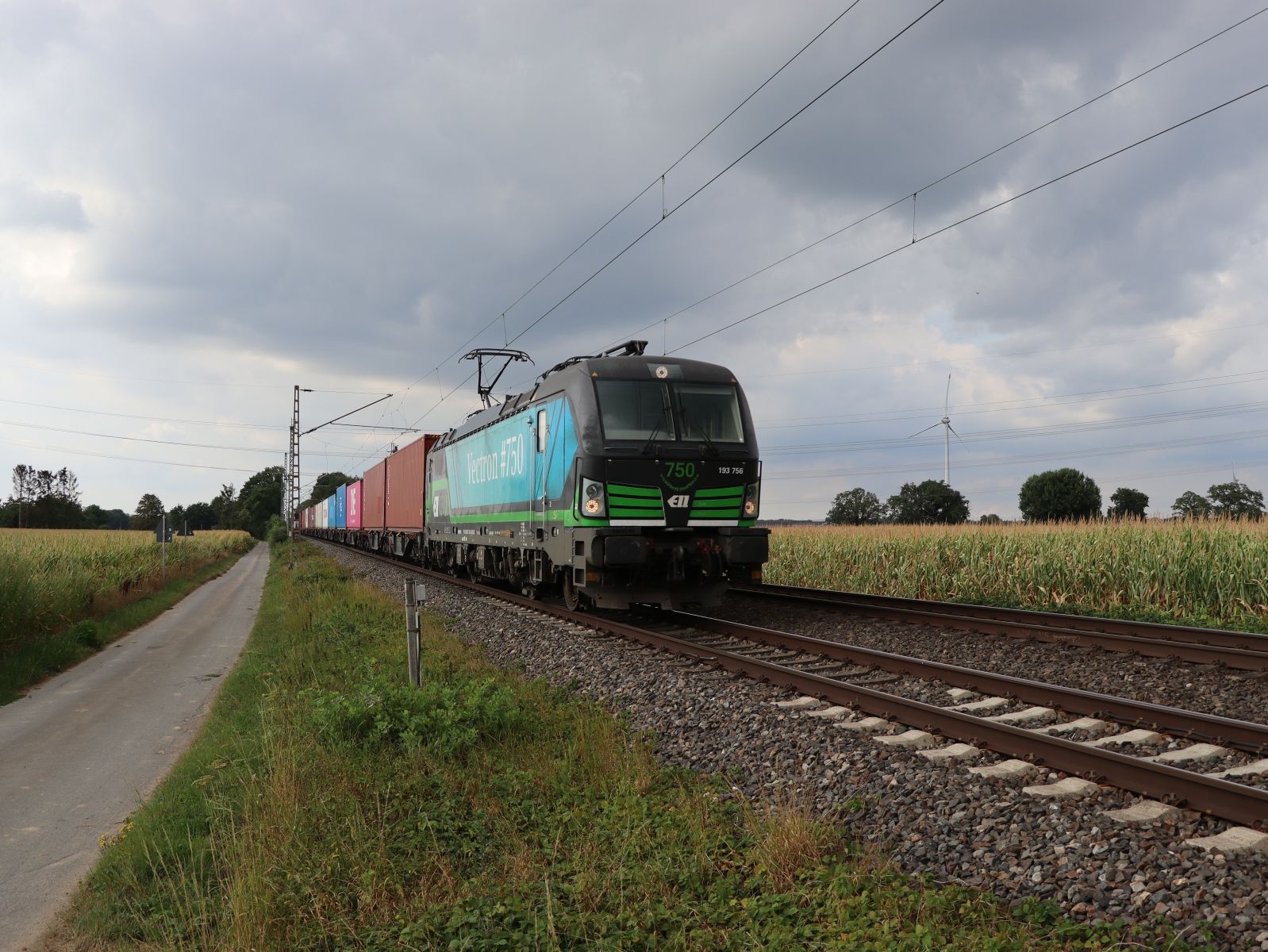 RTB Cargo (Rurtalbahn Cargo) Lokomotive 193756-4 (91 80 6193 756-4 D-ELOC) 750. Vectron Lokomotive. Bei Bahnbergang Wasserstrasse, Hamminkeln 18-08-2022.

RTB Cargo (Rurtalbahn Cargo) locomotief 193756-4 (91 80 6193 756-4 D-ELOC) 750e Vectron locomotief. Bij overweg Wasserstrasse, Hamminkeln 18-08-2022.