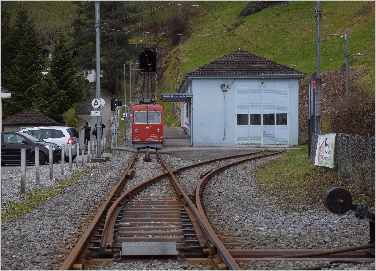 S26-BB-und-IGS-Minitreffen.

Ruderbach ist sogar ein richtiger Bahnhof mit Weiche. BDeh 1/2 1 'Liseli' hält .... diesmal nicht. Februar 2023.