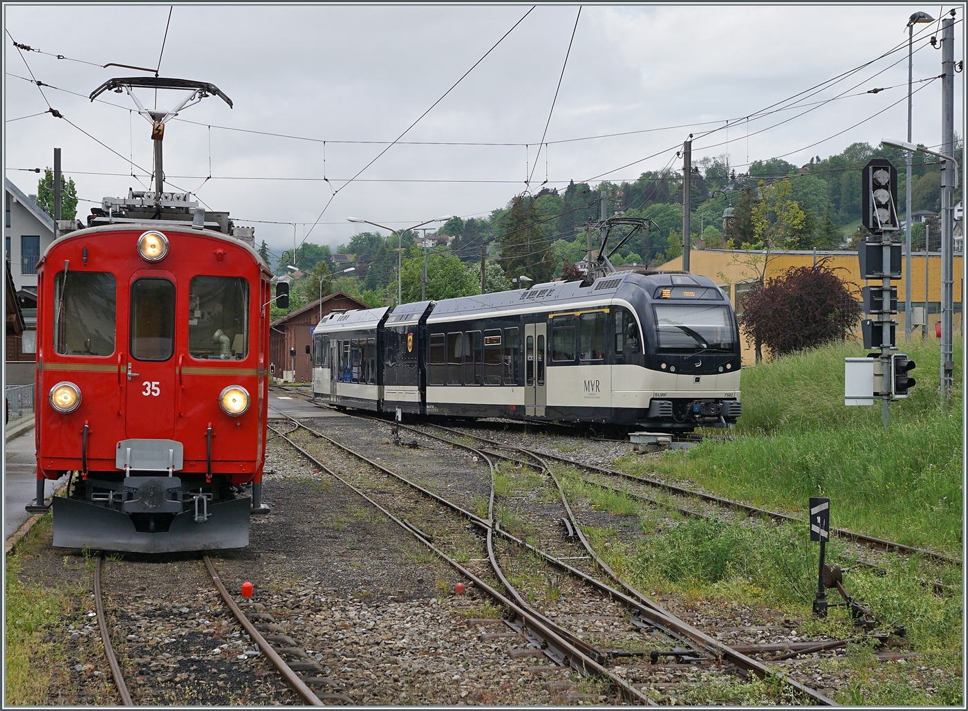 Saisonauftakt mit dem im letztes Jahr hervorragend revidierten Bernina Bahn RhB ABe 4/4 I 35 der Blonay Chamby Bahn. Der ABe 4/4 I 35 wartet in Blonay auf die Abfahrt, während im Hintergrund der CEV MVR ABeh 2/6 von Les Pléiades Blonay erreicht. 

3. Mai 2025
