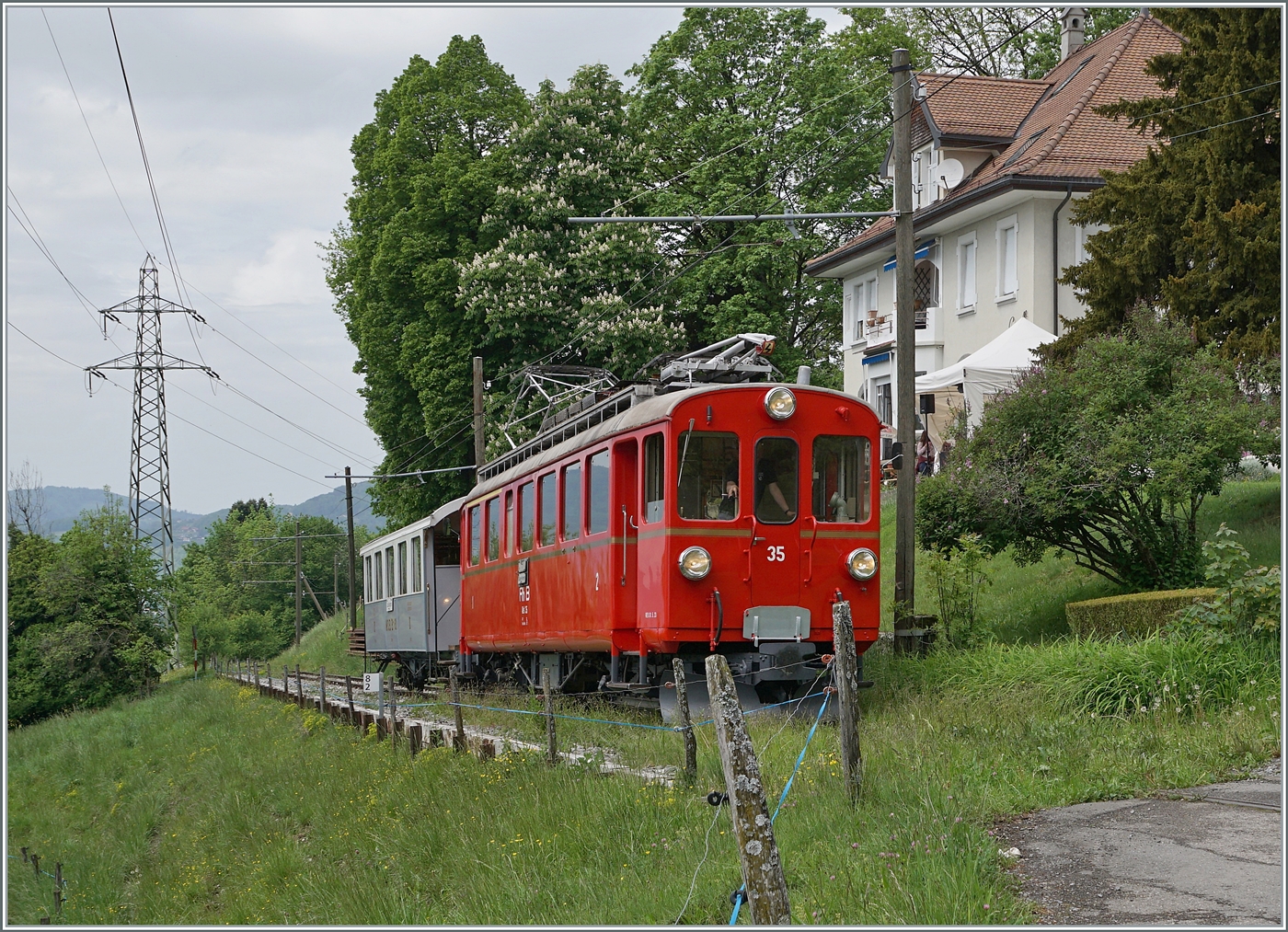 Saisoneröffnung bei der Blonay Chamby Bahn - bei Chaulin ist der Bernina Bahn RhB ABe 4/4 I N° 35 mit einen Reisezugwagen auf der Fahrt in Richtung Chamby. 

3. Mai 2025