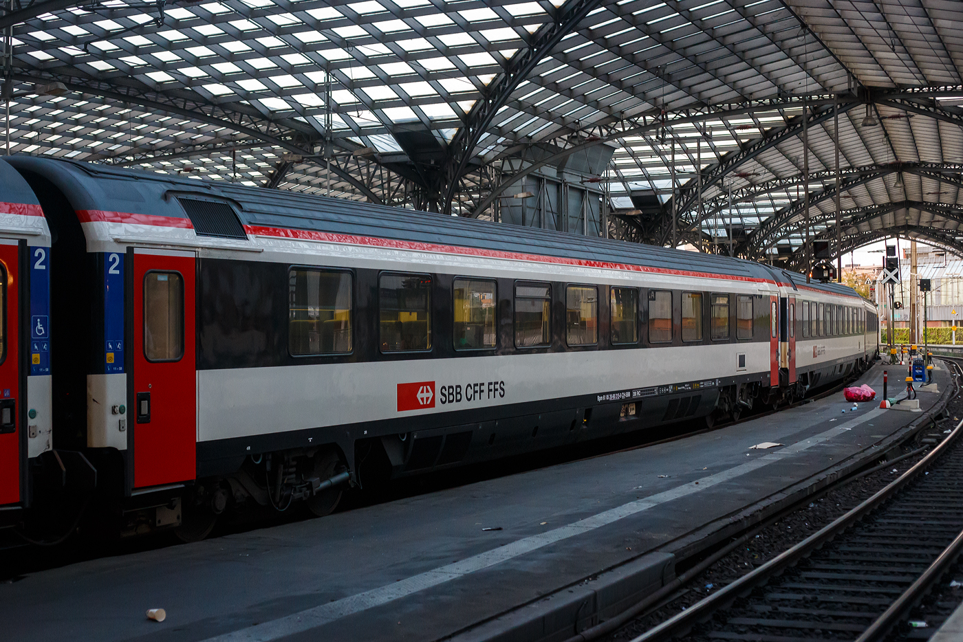 SBB EC-Großraum-Reisezugwagen (EC-Wagen) der zweiten Wagenklasse Bpm 61 85 20-90 215-5 CH-SBB der Gattung Bpm 2090, eingereiht als Wagen Nr. 258 in den EC 6 (Interlaken Ost - Bern - Basel SBB - Köln Hbf - Dortmund Hbf), am 01 Juli 2025 im Hbf Köln.

Die SBB EuroCity-Wagen (Apm EC und Bpm EC) sind zwar nach ähnlichen Prinzipien aufgebaut worden, werden aber in der Schweiz nicht als Einheitswagen bezeichnet. Konstruktiv zur gleichen Gruppe gehören die Bt IC, die mit den EW IV eingesetzt werden und lediglich eine Einspannungsausrüstung (für 1000 V, 16,7 Hz) aufweisen.

1989–1995 stellten die SBB eine weitere Großraumwagen Serie für den EuroCity-Verkehr in den Dienst, die auf den 1980 abgelieferten Bpm RIC und dem EW IV aufbaute. Für beide Wagenklassen wurde der gleiche Wagenkasten mit zehn Fenstern zwischen den Schwenkschiebetüren an den Wagenenden benutzt. Das Dach war von der gleichen Bauart wie beim französischen Corailwagen, die Längssicken waren aber schon bei den Einheitswagen I bis IV vorhanden. Die Schürzen wurden tiefer gezogen als beim EW IV, so wie es für den EW V vorgesehen war. In den Abmessungen entsprechen die Wagen dem UIC-Z1-Standard. Die Farbgebung in zwei Grautönen mit hellem Streifen dazwischen wurde zuvor bereits für die zu zweiklassigen EuroCity-Zügen umgebauten TEE-Züge (RABe) angewendet. Der helle Streifen des Eurofima-Anstrichschemas wurde beibehalten. Der Bereich über dem weißen Begleitstreifen war nun in Umbragrau gehalten, darunter im helleren Verkehrsgrau A (RAL 7042). Die 60 Sitzplätze der ersten und 76 der zweiten Klasse sind durchgehend in Vis-à-vis-Anordnung gehalten.

Diese Wagen sind voll RIC-fähig und für eine Höchstgeschwindigkeit von 200 km/h zugelassen. Insgesamt wurden 70 Apm und 155 Bpm geliefert.

TECHNISCHE DATEN:
Spurweite: 1.435 mm (Normalspur)
Länge über Puffer: 26.400mm 
Drehzapfenabstand: 18.600 mm
Höchstgeschwindigkeit: 200 km/h
Eigengewicht: 45 t
Bremse: Frein O-PR+Mg (D)
Sitzplätze: 78 in der 2. Klasse
Fahrradplätze: 2
Toilette: 1 (geschlossenes System/ Vakuumsystem)
Zulassung: RIC / Schweiz LBT / NBS

Die insgesamt vorhandenen 175 Eurocity-Wagen (62 Wagen 1. Klasse, 113 Wagen 2. Klasse) werden von 2023 bis 2028 umfassend erneuert und saniert. Zur Flotte gehören auch die Velowagen, alle Wagen mit behindertengerechten WC sowie die 12 Panoramawagen. Bei der Sanierung werden Korrosionsschäden beseitigt, die Wagenkasten neu lackiert und energiesparende mobilfunkdurchlässige Fensterscheiben eingebaut. Die Wagen erhalten in der 1. und 2. Klasse neue Teppiche, die Sitzpolster werden wo notwendig ersetzt. Mit der Neulackierung wird zudem das Außendesign aufgefrischt und dem aktuellen SBB Design angepasst.

Die instandgesetzten EC-Wagen werden im Fernverkehr voraussichtlich bis mindestens 2037, im Interregio-Verkehr und auf internationalen Verbindungen eingesetzt. Wie bei den EW IV werden auch bei den Eurocity-Wagen die Türsysteme modifiziert und gemäß den neusten Sicherheitsstandards umgebaut.

Vorgesehen ist, 136 der 175 Wagen bei einem externen Anbieter sanieren zu lassen. Darüber hinaus bestehen Optionen für weitere 57 Wagen. Der Auftrag wird öffentlich ausgeschrieben. Die Erneuerung der übrigen 39 Fahrzeuge erfolgt SBB-intern in den Werken Olten und Yverdon-les-Bains. Die Vergabe an einen externen Anbieter ist notwendig, weil auf Grund vieler gleichzeitig laufender Modernisierungs- und Revisionsvorhaben die Kapazitäten bzw. die Reparaturgleise in den eigenen Werken nicht ausreichen. Die SBB arbeitet intensiv daran, schweizweit ihre Instandhaltungskapazitäten sukzessive zu erhöhen, um dem absehbaren Angebots- und Flottenwachstum zu entsprechen.