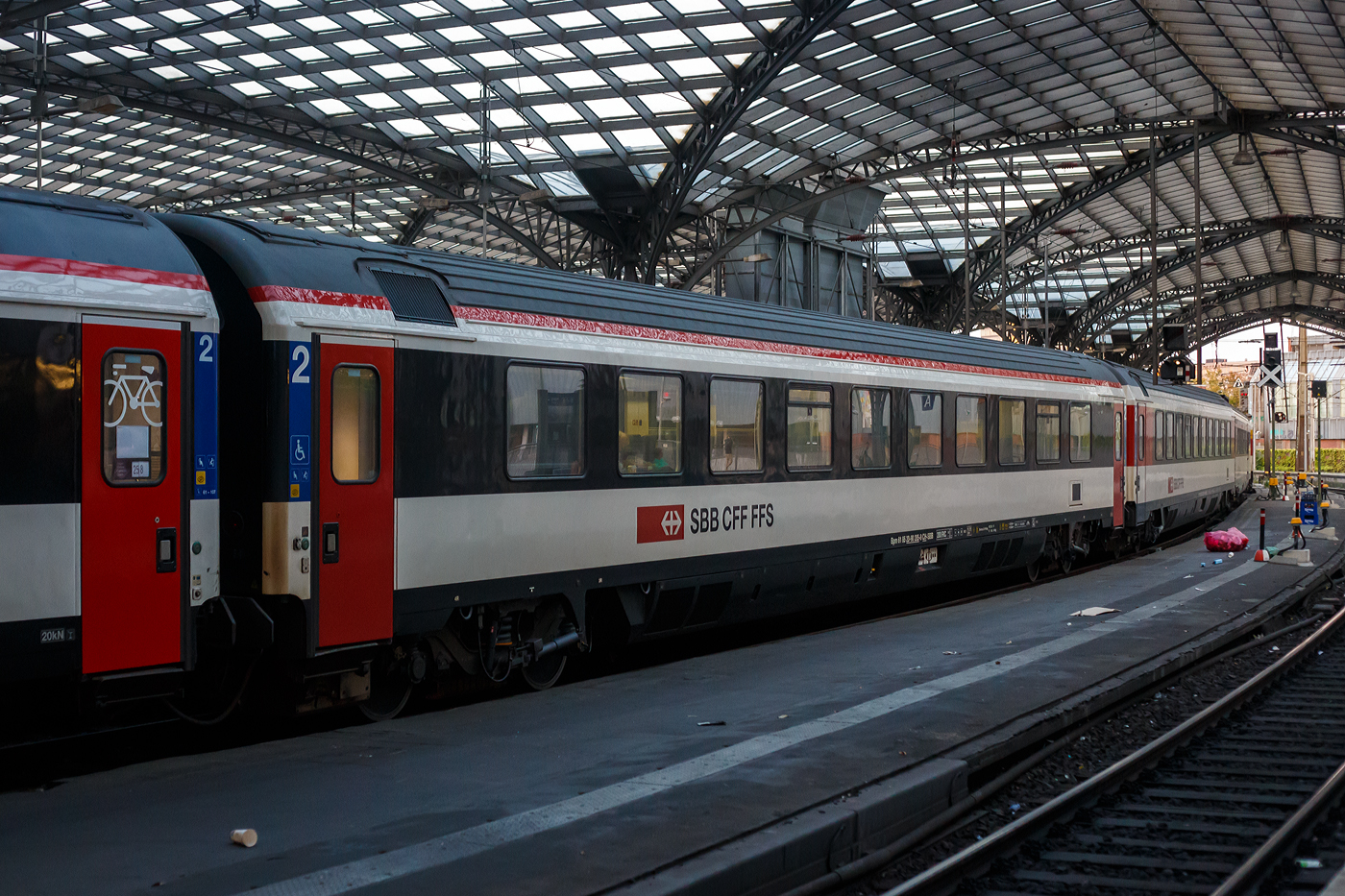 SBB EC-Großraum-Reisezugwagen (EC-Wagen) der zweiten Wagenklasse Bpm 61 85 20-90 285-8 CH-SBB der Gattung Bpm 2090b, eingereiht als Wagen Nr. 259 in den EC 6 (Interlaken Ost - Bern - Basel SBB - Köln Hbf - Dortmund Hbf), am 01 Juli 2025 im Hbf Köln.

Die SBB EuroCity-Wagen (Apm EC und Bpm EC) sind zwar nach ähnlichen Prinzipien aufgebaut worden, werden aber in der Schweiz nicht als Einheitswagen bezeichnet. Konstruktiv zur gleichen Gruppe gehören die Bt IC, die mit den EW IV eingesetzt werden und lediglich eine Einspannungsausrüstung (für 1000 V, 16,7 Hz) aufweisen.

1989–1995 stellten die SBB eine weitere Großraumwagen Serie für den EuroCity-Verkehr in den Dienst, die auf den 1980 abgelieferten Bpm RIC und dem EW IV aufbaute. Für beide Wagenklassen wurde der gleiche Wagenkasten mit zehn Fenstern zwischen den Schwenkschiebetüren an den Wagenenden benutzt. Das Dach war von der gleichen Bauart wie beim französischen Corailwagen, die Längssicken waren aber schon bei den Einheitswagen I bis IV vorhanden. Die Schürzen wurden tiefer gezogen als beim EW IV, so wie es für den EW V vorgesehen war. In den Abmessungen entsprechen die Wagen dem UIC-Z1-Standard. Die Farbgebung in zwei Grautönen mit hellem Streifen dazwischen wurde zuvor bereits für die zu zweiklassigen EuroCity-Zügen umgebauten TEE-Züge (RABe) angewendet. Der helle Streifen des Eurofima-Anstrichschemas wurde beibehalten. Der Bereich über dem weißen Begleitstreifen war nun in Umbragrau gehalten, darunter im helleren Verkehrsgrau A (RAL 7042). Die 60 Sitzplätze der ersten und 76 der zweiten Klasse sind durchgehend in Vis-à-vis-Anordnung gehalten.

Diese Wagen sind voll RIC-fähig und für eine Höchstgeschwindigkeit von 200 km/h zugelassen. Insgesamt wurden 70 Apm und 155 Bpm geliefert.

TECHNISCHE DATEN:
Spurweite: 1.435 mm (Normalspur)
Länge über Puffer: 26.400mm 
Drehzapfenabstand: 18.600 mm
Höchstgeschwindigkeit: 200 km/h
Eigengewicht: 45 t
Bremse: Frein O-PR+Mg (D)
Sitzplätze: 76 in der 2. Klasse
Fahrradplätze: 2
Rollstuhlplätze: 2 bis 3
Toilette: 1 rollstuhlgängige Toiletten (geschlossenes System/ Vakuumsystem)
Zulassung: RIC / Schweiz LBT / NBS

Die insgesamt vorhandenen 175 Eurocity-Wagen (62 Wagen 1. Klasse, 113 Wagen 2. Klasse) werden von 2023 bis 2028 umfassend erneuert und saniert. Zur Flotte gehören auch die Velowagen, alle Wagen mit behindertengerechten WC sowie die 12 Panoramawagen. Bei der Sanierung werden Korrosionsschäden beseitigt, die Wagenkasten neu lackiert und energiesparende mobilfunkdurchlässige Fensterscheiben eingebaut. Die Wagen erhalten in der 1. und 2. Klasse neue Teppiche, die Sitzpolster werden wo notwendig ersetzt. Mit der Neulackierung wird zudem das Außendesign aufgefrischt und dem aktuellen SBB Design angepasst.

Die instandgesetzten EC-Wagen werden im Fernverkehr voraussichtlich bis mindestens 2037, im Interregio-Verkehr und auf internationalen Verbindungen eingesetzt. Wie bei den EW IV werden auch bei den Eurocity-Wagen die Türsysteme modifiziert und gemäß den neusten Sicherheitsstandards umgebaut.

Vorgesehen ist, 136 der 175 Wagen bei einem externen Anbieter sanieren zu lassen. Darüber hinaus bestehen Optionen für weitere 57 Wagen. Der Auftrag wird öffentlich ausgeschrieben. Die Erneuerung der übrigen 39 Fahrzeuge erfolgt SBB-intern in den Werken Olten und Yverdon-les-Bains. Die Vergabe an einen externen Anbieter ist notwendig, weil auf Grund vieler gleichzeitig laufender Modernisierungs- und Revisionsvorhaben die Kapazitäten bzw. die Reparaturgleise in den eigenen Werken nicht ausreichen. Die SBB arbeitet intensiv daran, schweizweit ihre Instandhaltungskapazitäten sukzessive zu erhöhen, um dem absehbaren Angebots- und Flottenwachstum zu entsprechen.