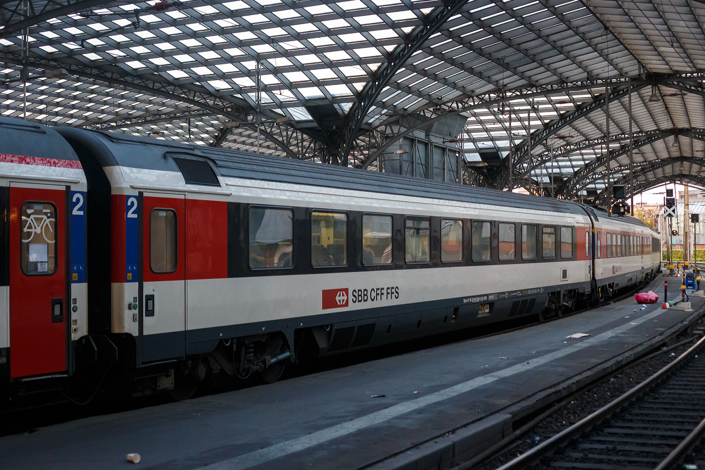 SBB EC-Großraum-Reisezugwagen (EC-Wagen) der zweiten Wagenklasse Bpm 61 85 20-90 228-8 CH-SBB der Gattung Bpm 2090, eingereiht als Wagen Nr. 260 in den EC 6 (Interlaken Ost - Bern - Basel SBB - Köln Hbf - Dortmund Hbf), am 01 Juli 2025 im Hbf Köln.

Die SBB EuroCity-Wagen (Apm EC und Bpm EC) sind zwar nach ähnlichen Prinzipien aufgebaut worden, werden aber in der Schweiz nicht als Einheitswagen bezeichnet. Konstruktiv zur gleichen Gruppe gehören die Bt IC, die mit den EW IV eingesetzt werden und lediglich eine Einspannungsausrüstung (für 1000 V, 16,7 Hz) aufweisen.

1989–1995 stellten die SBB eine weitere Großraumwagen Serie für den EuroCity-Verkehr in den Dienst, die auf den 1980 abgelieferten Bpm RIC und dem EW IV aufbaute. Für beide Wagenklassen wurde der gleiche Wagenkasten mit zehn Fenstern zwischen den Schwenkschiebetüren an den Wagenenden benutzt. Das Dach war von der gleichen Bauart wie beim französischen Corailwagen, die Längssicken waren aber schon bei den Einheitswagen I bis IV vorhanden. Die Schürzen wurden tiefer gezogen als beim EW IV, so wie es für den EW V vorgesehen war. In den Abmessungen entsprechen die Wagen dem UIC-Z1-Standard. Die Farbgebung in zwei Grautönen mit hellem Streifen dazwischen wurde zuvor bereits für die zu zweiklassigen EuroCity-Zügen umgebauten TEE-Züge (RABe) angewendet. Der helle Streifen des Eurofima-Anstrichschemas wurde beibehalten. Der Bereich über dem weißen Begleitstreifen war nun in Umbragrau gehalten, darunter im helleren Verkehrsgrau A (RAL 7042). Die 60 Sitzplätze der ersten und 76 der zweiten Klasse sind durchgehend in Vis-à-vis-Anordnung gehalten.

Diese Wagen sind voll RIC-fähig und für eine Höchstgeschwindigkeit von 200 km/h zugelassen. Insgesamt wurden 70 Apm und 155 Bpm geliefert.

TECHNISCHE DATEN:
Spurweite: 1.435 mm (Normalspur)
Länge über Puffer: 26.400mm 
Drehzapfenabstand: 18.600 mm
Höchstgeschwindigkeit: 200 km/h
Eigengewicht: 45 t
Bremse: Frein O-PR+Mg (D)
Sitzplätze: 78 in der 2. Klasse
Fahrradplätze: 2
Toilette: 1 (geschlossenes System/ Vakuumsystem)
Zulassung: RIC / Schweiz LBT / NBS

Die insgesamt vorhandenen 175 Eurocity-Wagen (62 Wagen 1. Klasse, 113 Wagen 2. Klasse) werden von 2023 bis 2028 umfassend erneuert und saniert. Zur Flotte gehören auch die Velowagen, alle Wagen mit behindertengerechten WC sowie die 12 Panoramawagen. Bei der Sanierung werden Korrosionsschäden beseitigt, die Wagenkasten neu lackiert und energiesparende mobilfunkdurchlässige Fensterscheiben eingebaut. Die Wagen erhalten in der 1. und 2. Klasse neue Teppiche, die Sitzpolster werden wo notwendig ersetzt. Mit der Neulackierung wird zudem das Außendesign aufgefrischt und dem aktuellen SBB Design angepasst.

Die instandgesetzten EC-Wagen werden im Fernverkehr voraussichtlich bis mindestens 2037, im Interregio-Verkehr und auf internationalen Verbindungen eingesetzt. Wie bei den EW IV werden auch bei den Eurocity-Wagen die Türsysteme modifiziert und gemäß den neusten Sicherheitsstandards umgebaut.

Vorgesehen ist, 136 der 175 Wagen bei einem externen Anbieter sanieren zu lassen. Darüber hinaus bestehen Optionen für weitere 57 Wagen. Der Auftrag wird öffentlich ausgeschrieben. Die Erneuerung der übrigen 39 Fahrzeuge erfolgt SBB-intern in den Werken Olten und Yverdon-les-Bains. Die Vergabe an einen externen Anbieter ist notwendig, weil auf Grund vieler gleichzeitig laufender Modernisierungs- und Revisionsvorhaben die Kapazitäten bzw. die Reparaturgleise in den eigenen Werken nicht ausreichen. Die SBB arbeitet intensiv daran, schweizweit ihre Instandhaltungskapazitäten sukzessive zu erhöhen, um dem absehbaren Angebots- und Flottenwachstum zu entsprechen.