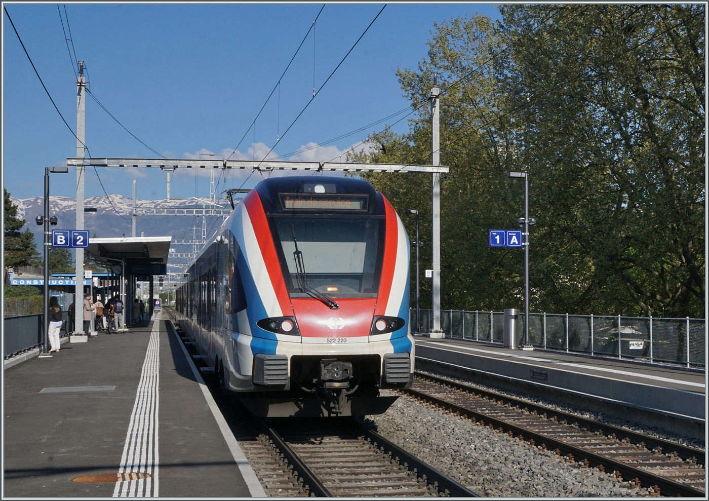 SBB LEX RABe 522 220 ist als L�man Express 23535 der neuen Linie RL7 ist am Ziel seiner Fahrt angekommen, der Zug war sehr gut ausgelastet. Die Fahrt verl�uft erst �ber die gewohnte CEVA Strecke, dann geht es durch den gut einen Kilometer langen Chatalaine Tunnel, bevor dann die Strecke in die Gen�ve - La Plaine Linie m�ndet.. Doch zur�ck zum Bild: Nun steht der Zug in Vernier und muss rasch weggestellt werden, denn in wenigen Minuntne kommt die RL5 nach La Plaine. Nun, der Zug wird im ehemaligen Bahnhof und heutigen Cargo Standort Vernier-Meyrin abgestellt. Ob er bis am Abend f�r die R�ckleistung dort verweilt, entzieht sich meines Wissens. 16. April 2026