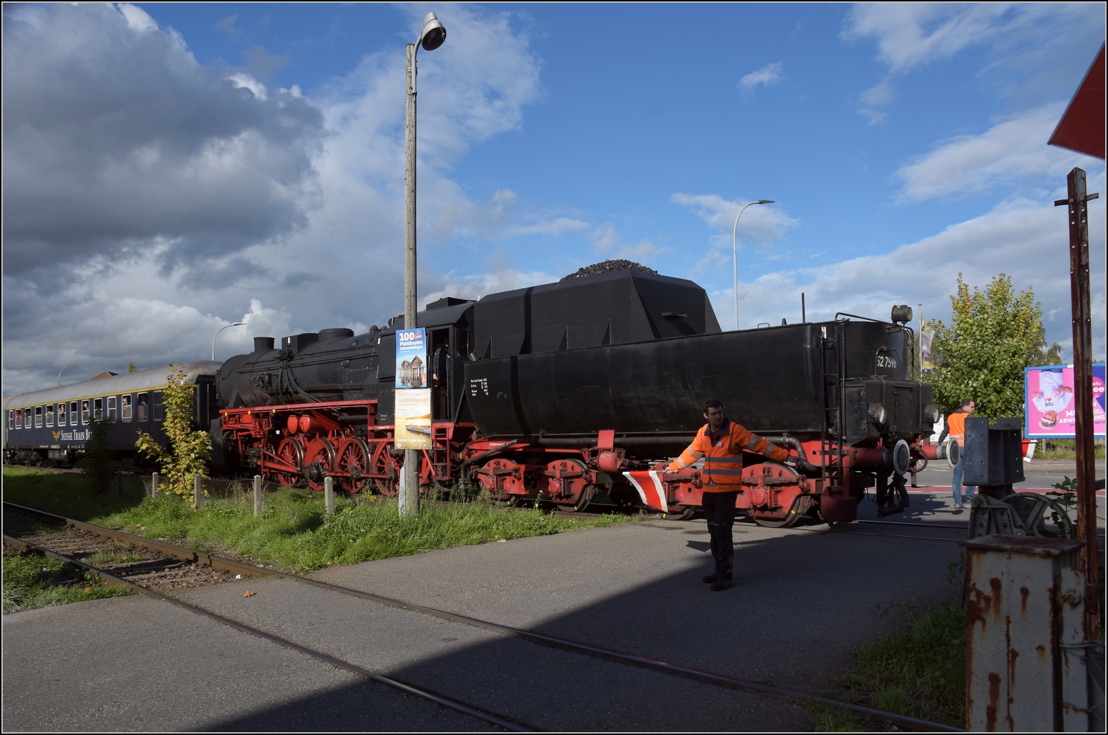 Schienenverkehr am Schienerberg. 

52 7596 mit ihrem EFZ-Sonderzug für die SEHR & RS am Bahnübergang Ostendstraße in Singen. Oktober 2022.