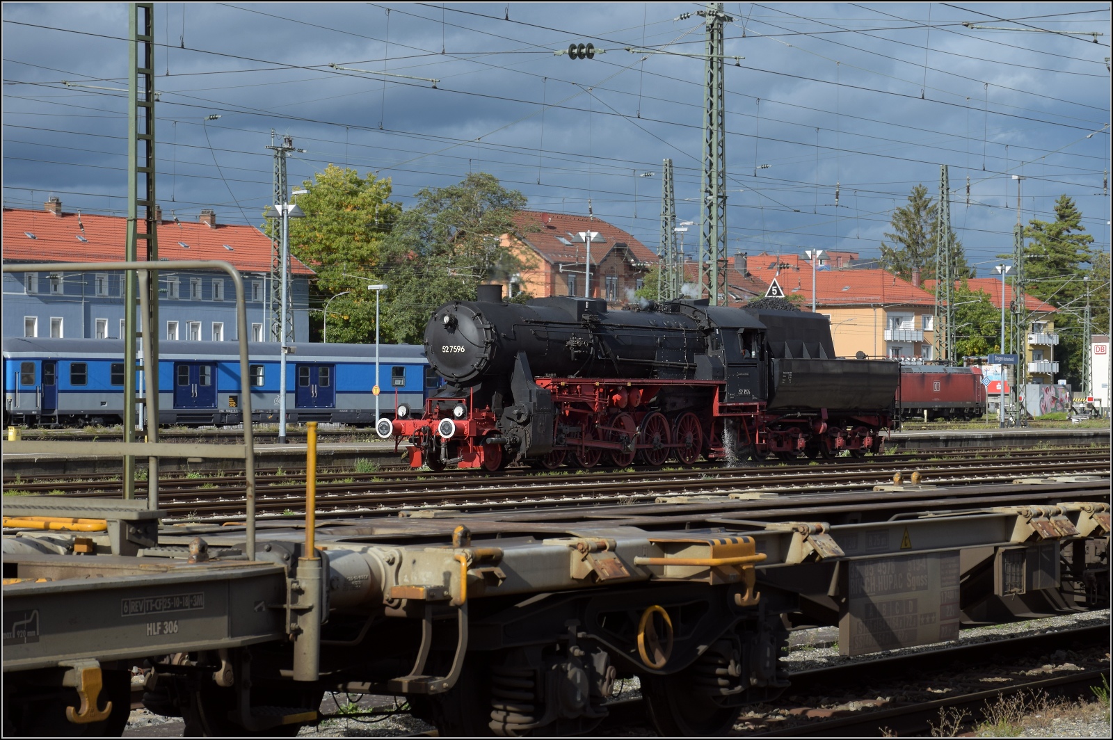 Schienenverkehr unterm Hohentwiel. 

52 7596 umfährt dem EFZ-Sonderzug für die SEHR & RS im Bahnhof Singen. Oktober 2022.