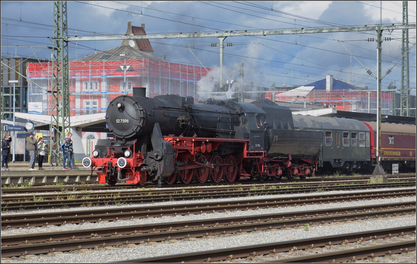 Schienenverkehr unterm Hohentwiel. 

52 7596 umfährt dem EFZ-Sonderzug für die SEHR & RS im Bahnhof Singen. Oktober 2022.