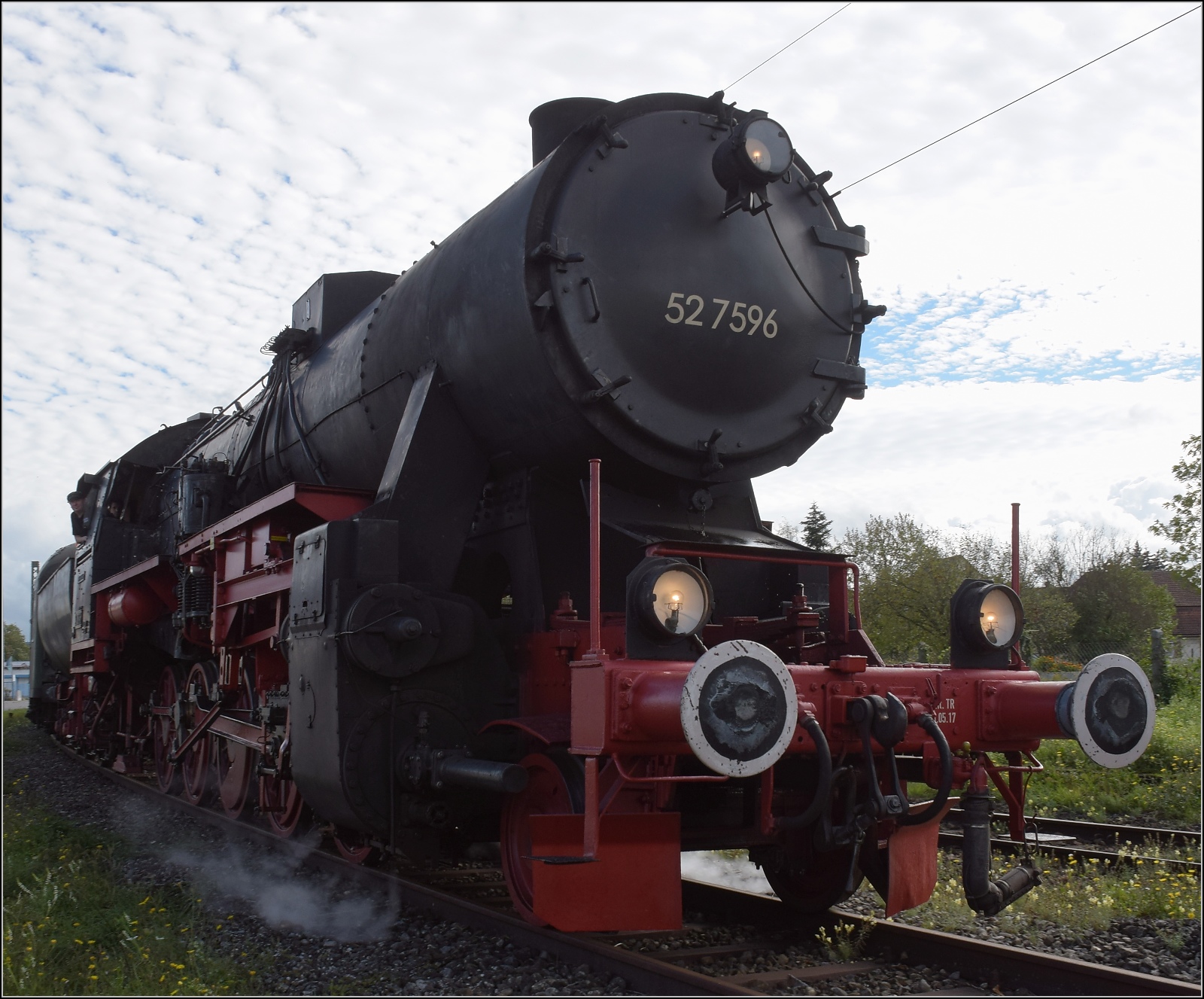 Schienenverkehr unterm Hohentwiel. 

52 7596 mit ihrem EFZ-Sonderzug für die SEHR & RS trifft im Bahnhof Singen ein. Oktober 2022.