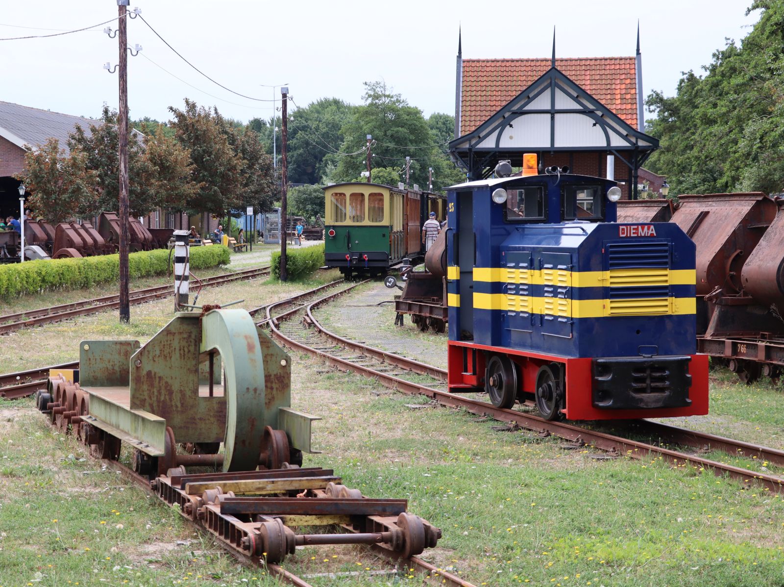  Schienenwolf  mot Motorlokomotive Nummer 23 Diema Type DS50 Baujahr 1954. Museum  Stichting Nationaal Smalspoor . Valkenburg 04-08-2022. 

Een  Schienenwolf  met motorlocomotief nummer 23 Diema standaardtype DS50 bouwjaar 1954. museum Stichting Nationaal Smalspoor. Valkenburg 04-08-2022.