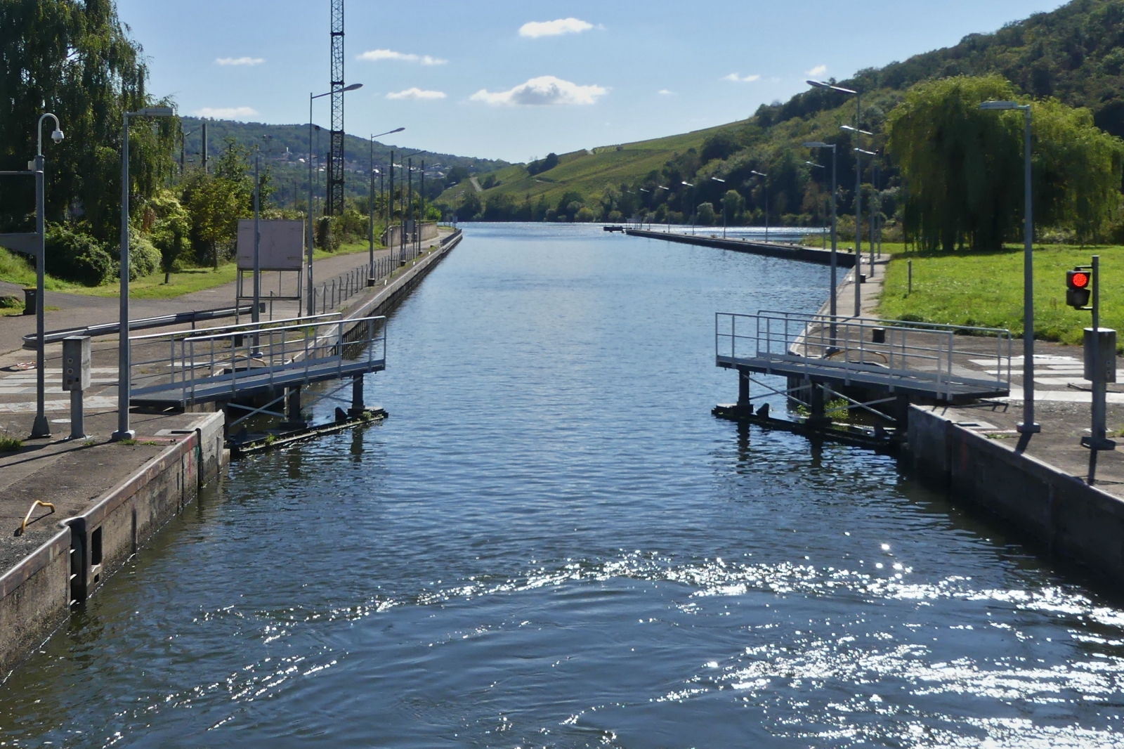 Schiffrundfahrt auf der Mosel, auf der R�ckfahrt nach Remich, ist unser Schiff wieder in die Schleusenkammer der Schleuse von Apach eingefahren und die Schleusentore werden geschlossen. 09.2023