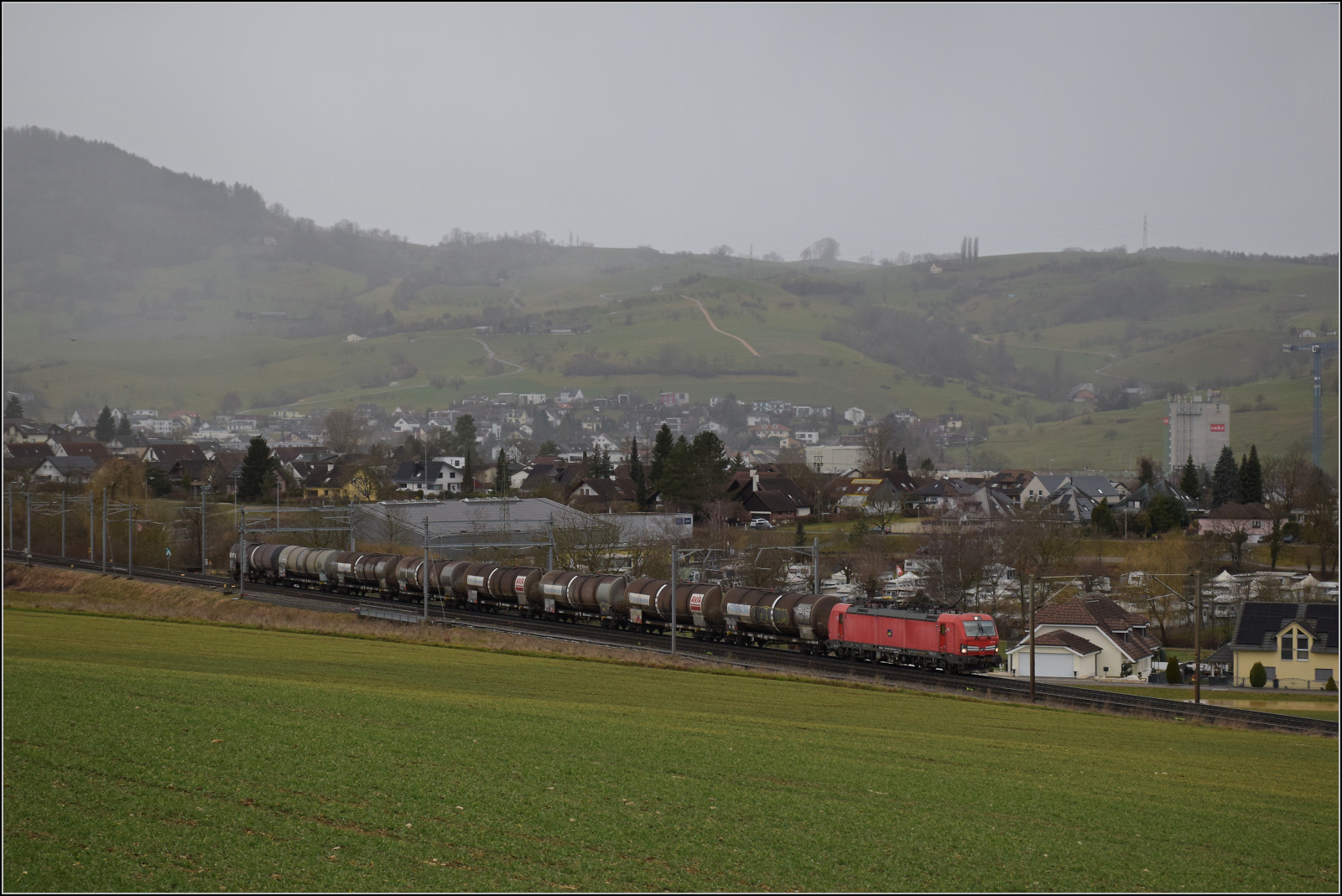 Schlechtwetter und ein Baustellendrama bei Frick. 

Die Ex-DB-Lok 193 301 ist heute in Besitz von WRS und zieht Kesselwagen den B�zberg hoch, w�hrend im Hintergrund ein wahres Unwetter �ber Frick hereinbricht. Februar 2026.