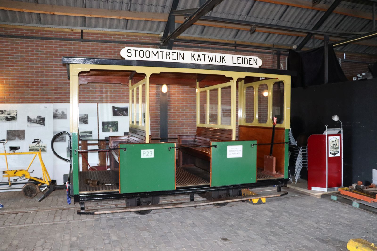 Schmalspurwagen P 23 Baujhar 1986 Museum Stichting Nationaal Smalspoor Stoomtrein Katwijk Leiden. Valkenburg 04-08-2022.

Smalspoorrijtuig P 23 bouwjaar 1986 museum Stichting Nationaal Smalspoor Stoomtrein Katwijk Leiden. Valkenburg 04-08-2022.

