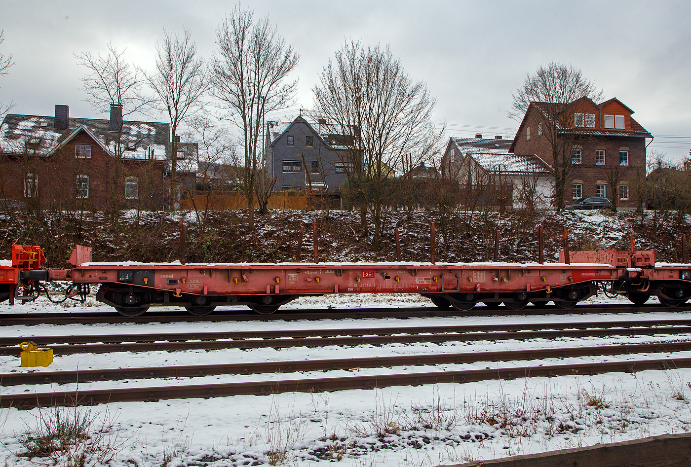 Sechsachsiger Drehgestell-Flachwagen, mit Rungen, Stirnwandklappen und klappbaren Ladeschwellen, jedoch ohne Seitenwandklappen, 31 80 4852 154-2 D-DB, der Gattung Samms 489, der DB Cargo AG, abgestellt am 23.01.2013  im Zugverband, auf dem KSW Rbf in Herdorf (Betriebsstätte Freien Grunder Eisenbahn - NE 447).

Der Wagen wurde 2008 von Tatravagonka a.s. in Poprad (Slowakei) gebaut. Zusammen mit Stahlkunden entwickelt die DB Schenker im Jahre 2007 einen neuen Flachwagen, der auf die Bedürfnisse der Branche noch besser eingeht. Gebaut wurden sie von dem slowakischen Hersteller Tatravagonka Poprad.

Der Wagen dient mit aufgeklappten Ladeschwellen zur Beförderung von schweren Walzprofilen und anderen sperrigen Gütern. Mit eingeklappten Ladeschwellen, also mit ebener Ladeebene, eignet er sich auch zum Transport schwerer Kettenfahrzeuge. Für das Be- und Entladen solcher Fahrzeuge sind befahrbare Stirnwandklappen vorhanden. Die Wagenbrücke ist eine in Rahmenbauweise ausgeführte Schweißkonstruktion, deren Hauptbauteile aus S355J2 (St 52) bestehen. Die Hauptbelastungen werden von den äußeren Langträgern aufgenommen. Das Kopfstück und Untergestell sind so ausgebildet, dass später ohne große Änderungen die AK eingebaut werden kann. Der Fußboden besteht aus Kiefernbohlen mit den Abmessungen 70 x 200 mm; er kann eine Radlast von 5,0 t aufnehmen. Im Fußboden sind 6 geteilte klappbare Ladeschwellen eingebaut, ebenso 6 Zurrpunkte je Längsseite. An den Außenlangträgern sind 26 Bindeösen angebracht.

Das Fahrzeug hat auf jeder Längsseite 6 Einsteckrungen und 6 zusätzliche Rungenschächte, wodurch eine variable Platzierung der Rungen ermöglicht wird (anders als bei den Vorgänger-Modellen). An jeder Stirnseite gibt es je 2 versenkbare Rungen (Fallrungen). Die Stirnwände sind umklappbar.

Die Tragfähigkeit konnte im Vergleich zu anderen Wagen der Bauart Samms 189 auf 105,5 Tonnen gesteigert werden, weshalb bis zu 20 Prozent Wagenresourcen eingespart und die Transportkette optimiert werden kann. Durch den Einsatz der Kunststoff-Bremssohle (Cosind 810) fährt der Wagen lärmreduziert.

TECHNISCHE DATEN:
Gattung: Samms 489 (Gattungskennzahl 4852)
Spurweite: 1.435 mm (Normalspur)
Länge über Puffer: 16.400 mm
Drehzapfenabstand: 9.150 mm
Radsatzstand in den Drehgestellen: 2 x 1.700 mm = 3.400 mm
Raddurchmesser: 920 mm (neu)
Drehgestell-Typ: BA 714.3
Ladelänge: 15.000 mm
Ladebreite: 2.630 mm (zwischen den Rungen)
Fußbodenhöhe über SO: 1.300 mm
Ladefläche: 46 m²
Eigengewicht: 29.400 kg
Zuladung bei Lastgrenze S: 75,5 t (ab Streckenklasse D)
Zuladung auf DB Netz ab Streckenklasse CE: 90,5 t (max.100 km/h)
Max. Zuladung: 105,5 t (bauartspezifische Tragfähigkeit)
Max. Geschwindigkeit: 100 km/h (beladen) / 120 km/h (leer)
Kleinster Gleisbogenhalbmesser: 75 m
Bauart der Bremse: KE-GP-A (K) max. 88 t
Bremssohle: Cosid 810
Handbremse: Ja
Internationale Verwendungsfähigkeit: TEN-GE
