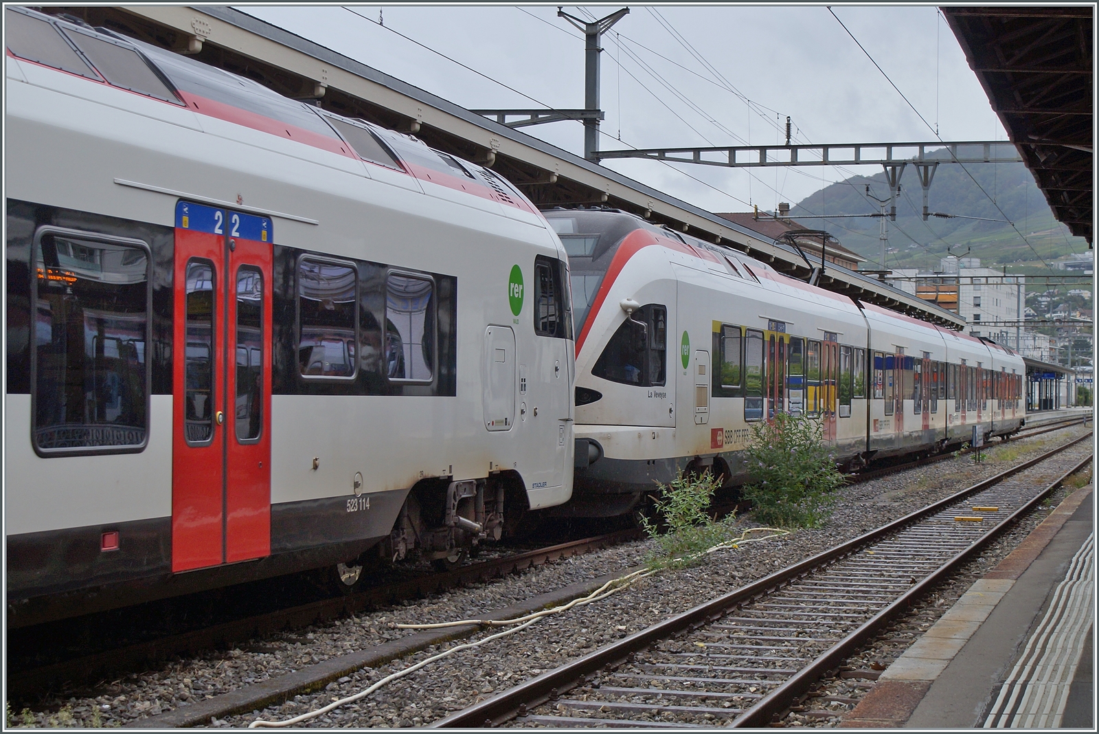 Seit Anfang Sommer verkehren Flirt und Flirt3 gemischt in Doppeltraktion, dazu ausnahmsweise zwei Bilder, von der Mitte eines Zuges, welche die beiden Flirt3 und Flirt erkennen lassen. 

Vevey, den 28. August 2023