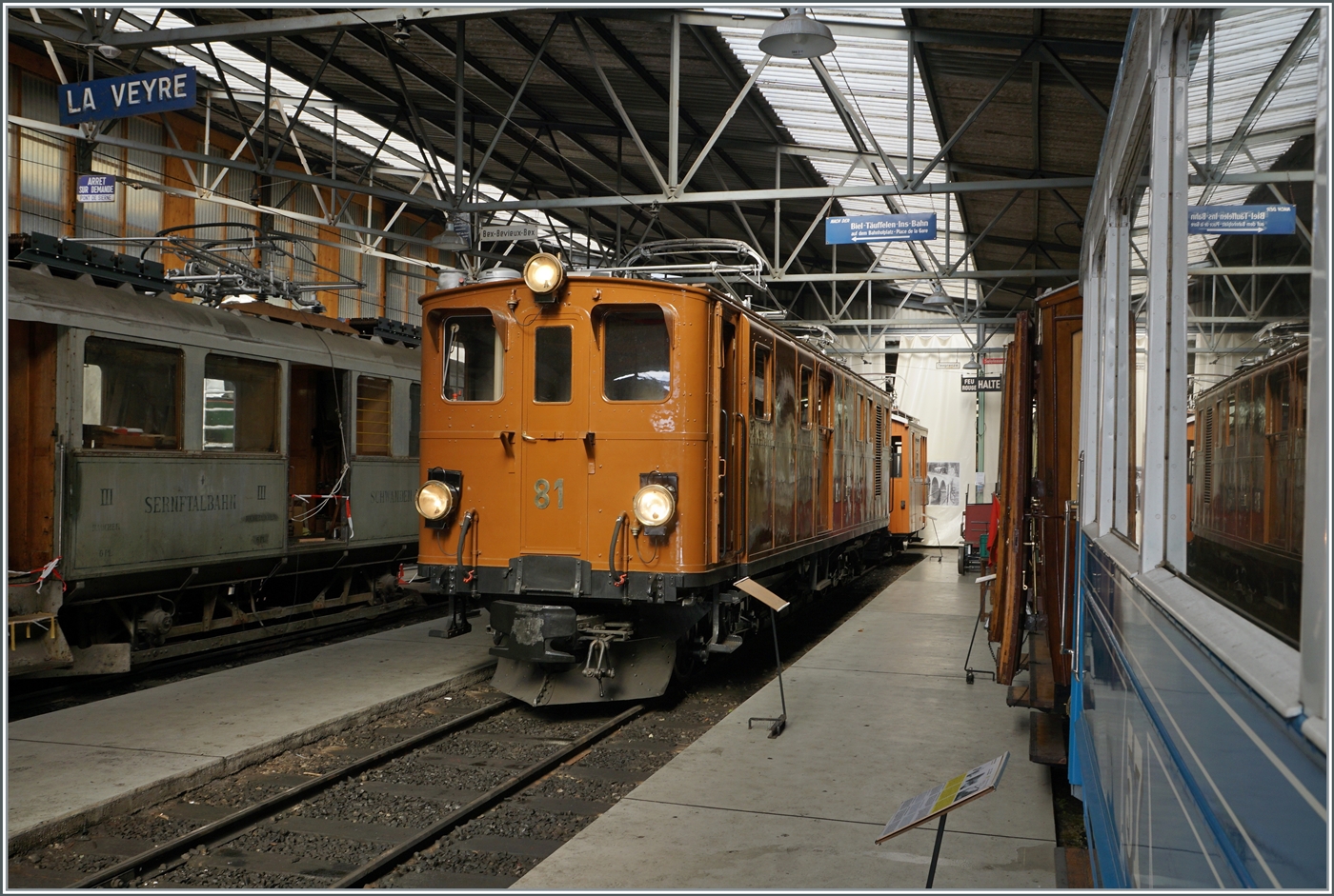 Spät im letzten Herbst kam die schöne Bernina Bahn RhB Ge 4/4 81 der Blonay Chamby Bahn von ihrer Reise in die ehemalige Heimat zurück an die Waadtländer Riviera und konnte zum Saisonabschlussfest  La DER du Blonay Chamby  ausgiebig bewundert werden; hier steht die Lok im  Museum . 

30.10.2022