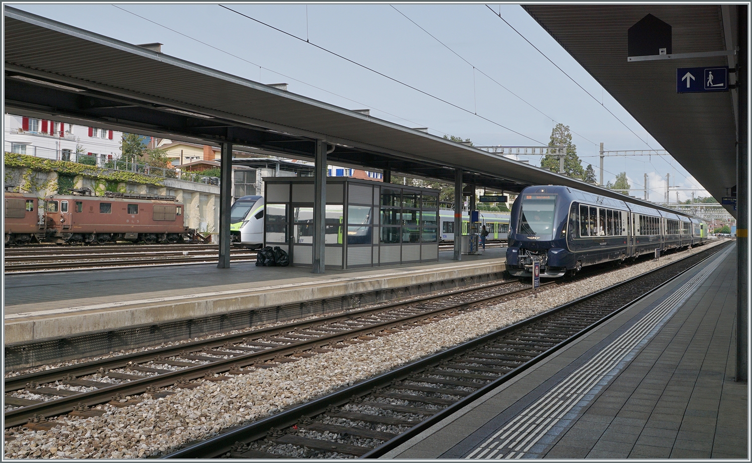 Spiez - Fahrzeuge kommen und gehen - Während die BLS Re 4/4 Loks links im Bild das Ende ihrer Einsatzzeit erreicht haben, zeigt sich der GoldenPass Exress Spurwechselzug als Neuheit und erfüllt endlich den Wunsch der MOB einer durchgehenden Verbindung von Montreux nach Interlaken. 

30. Aug. 2023