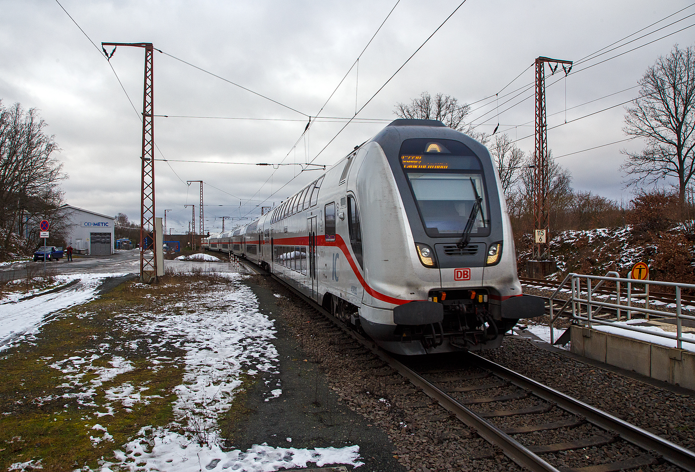 Steuerwagen voraus fährt der IC2 (Garnitur IC 4903) am 27.01.2023 als IC 2229 (Dortmund -  Siegen - Frankfurt/Main) durch Rudersdorf (Kr. Siegen) in Richtung Frankfurt.  Schublok war die 147 576 (91 80 6147 576-3 D-DB – IC 4903) der DB Fernverkehr AG. 

Seit Dezember 2021 ist die Bundesautobahn A 45 nördlich von Lüdenscheid in beiden Fahrtrichtungen aufgrund von massiven Brückenschäden dauerhaft gesperrt. Durch den gesperrten Autobahn-Abschnitt kommt es zu erheblichen verkehrlichen Einschränkungen, insbesondere auf der Achse Dortmund – Hagen – Siegen.

Um den Verkehr etwas zu entzerren und einen Beitrag zur Entlastung der Straßen zu leisten, werden seit September 2022 auch Nahverkehrsfahrkarten in Zügen der Intercity-Linie 34 (Frankfurt M. – Siegen – Dortmund – Münster), zwischen Dillenburg und Dortmund anerkannt, zuvor galt dies nur im Abschnitt Dillenburg – Letmathe.